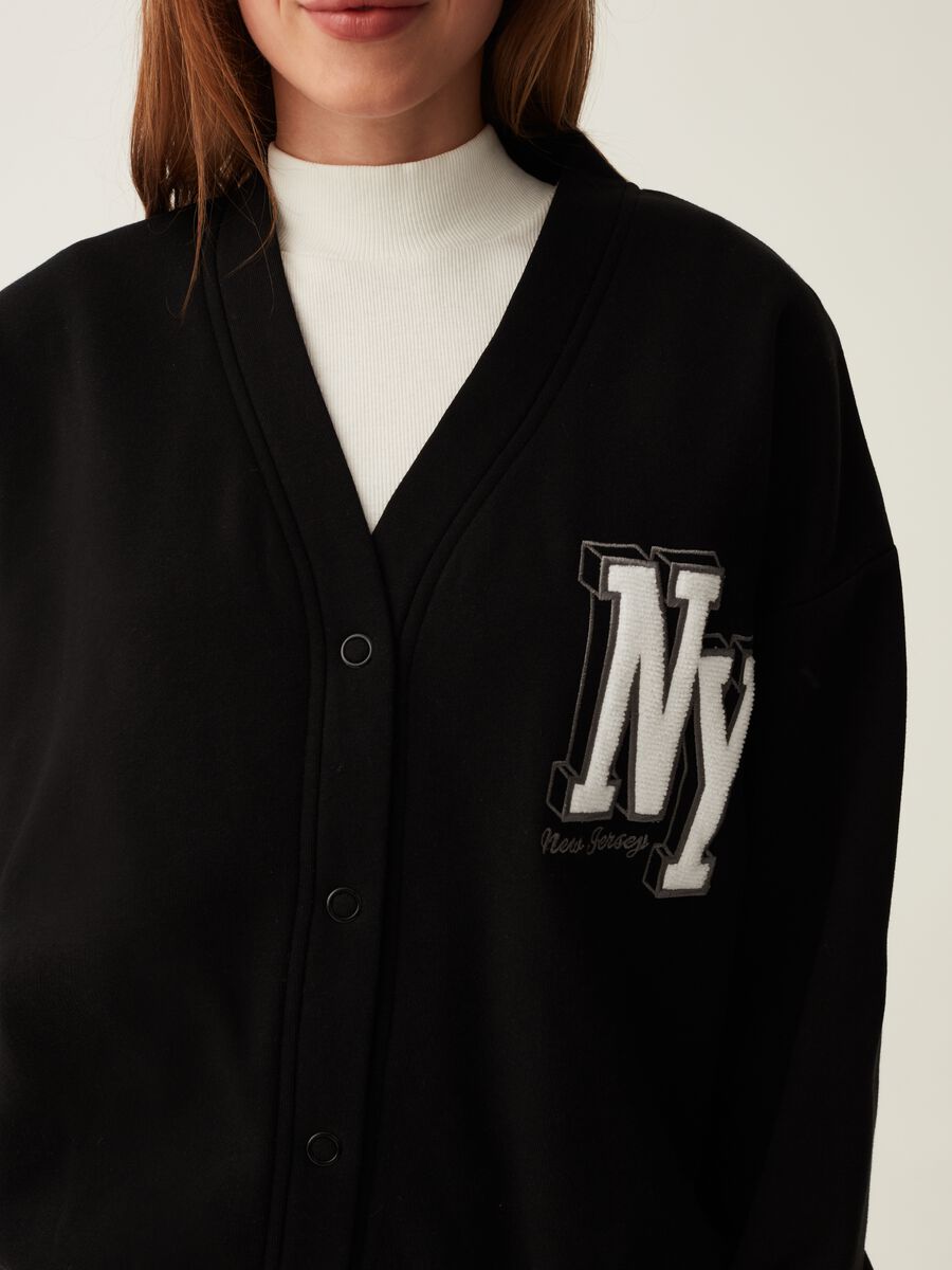 Cardigan varsity in felpa con stemma college_3
