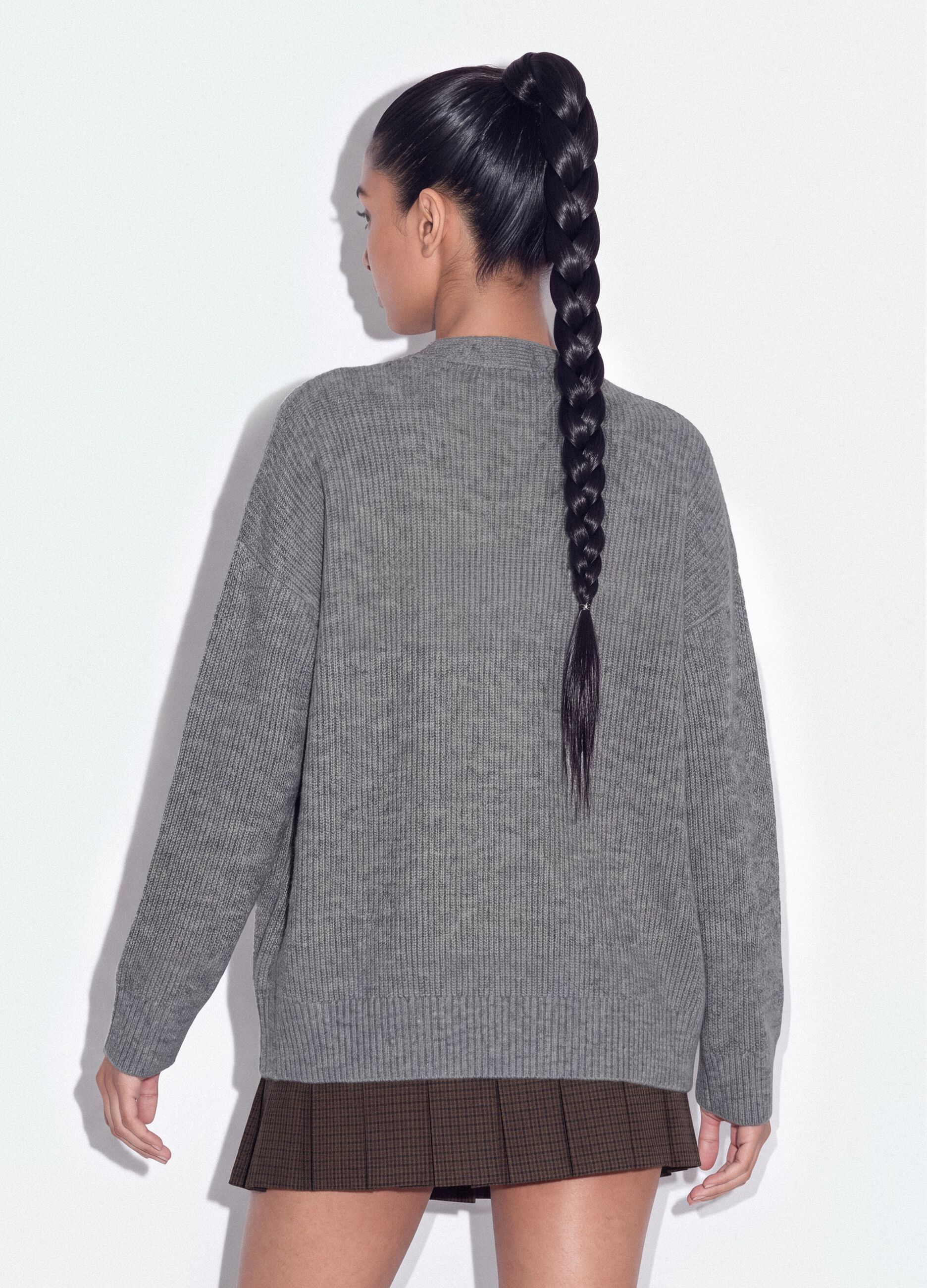 Cardigan grigio in tessuto elasticizzato con scollo profondo a V