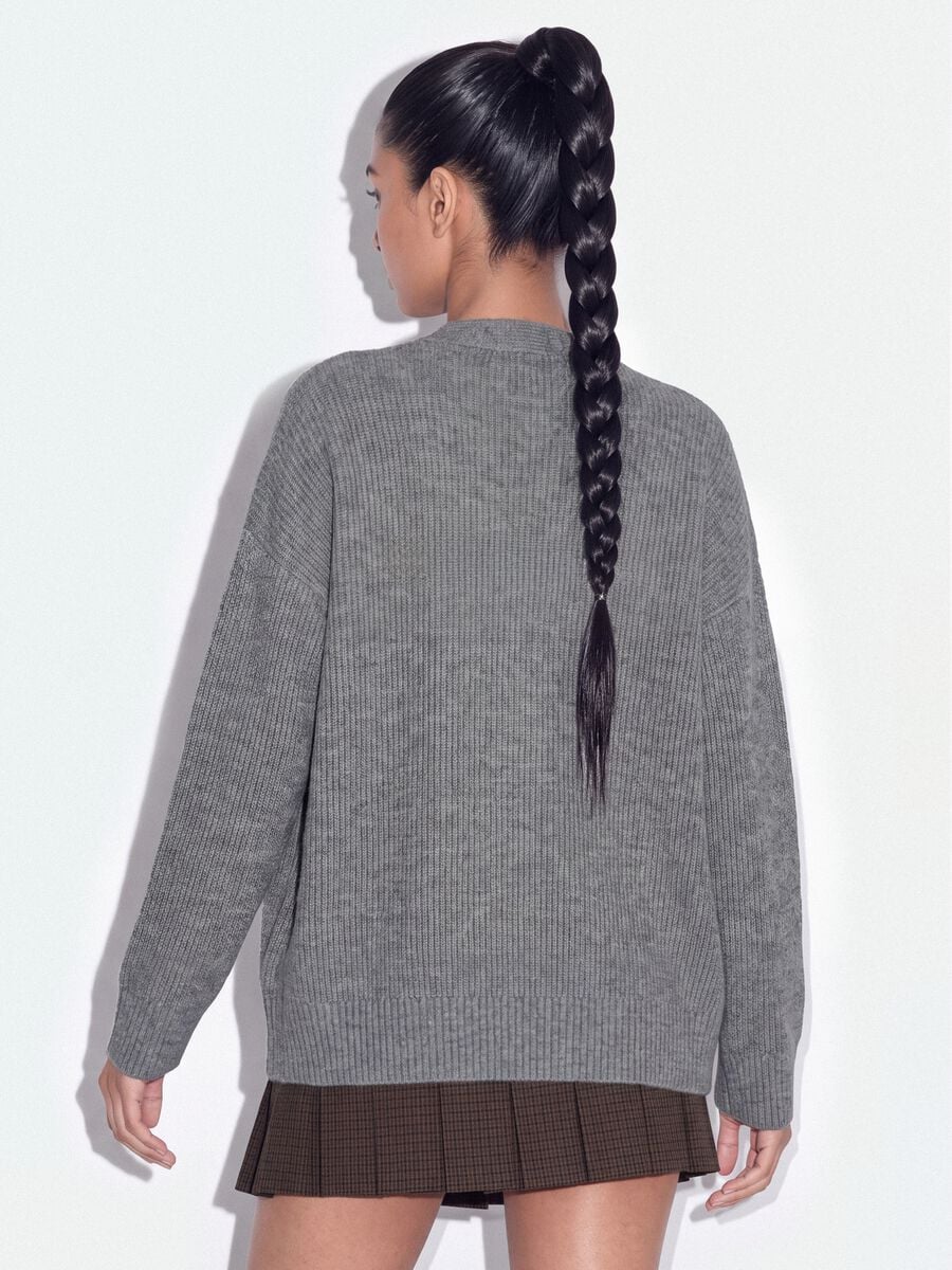 Cardigan grigio in tessuto elasticizzato con scollo profondo a V_3