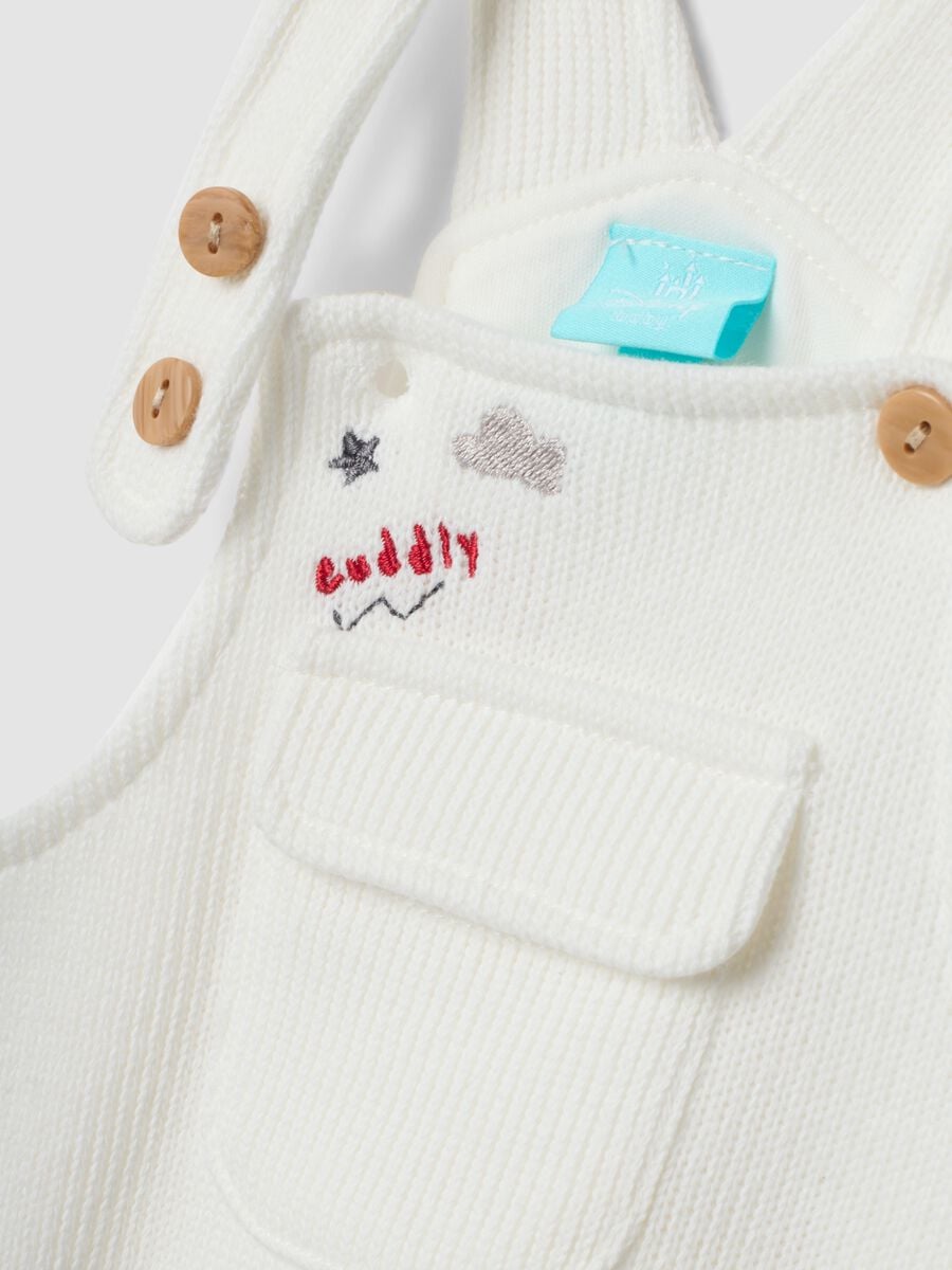 Completo bianco in puro cotone con salopette e maglia a tema Mickey Mouse_3