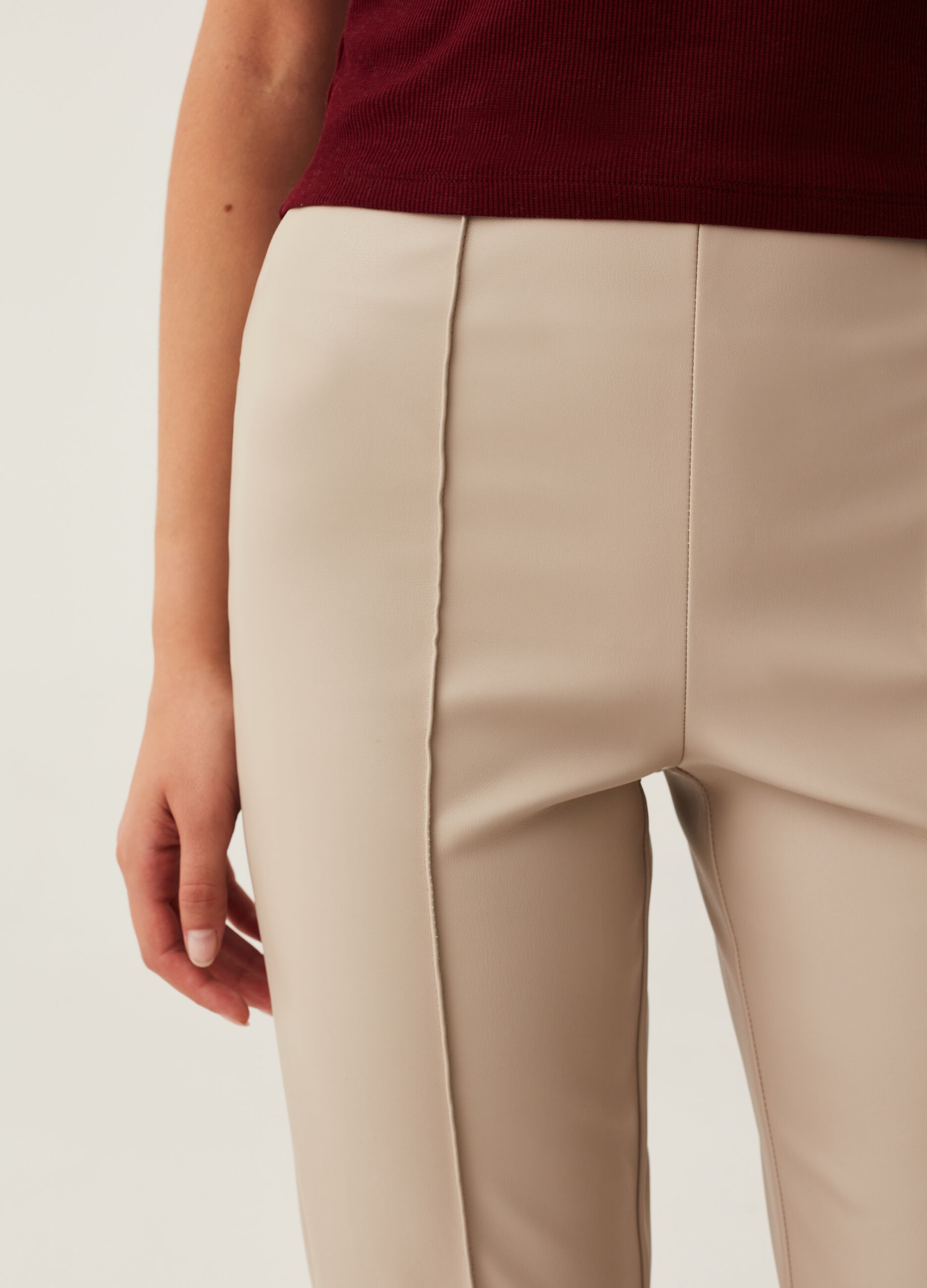 Pantaloni flare fit effetto lucido_2