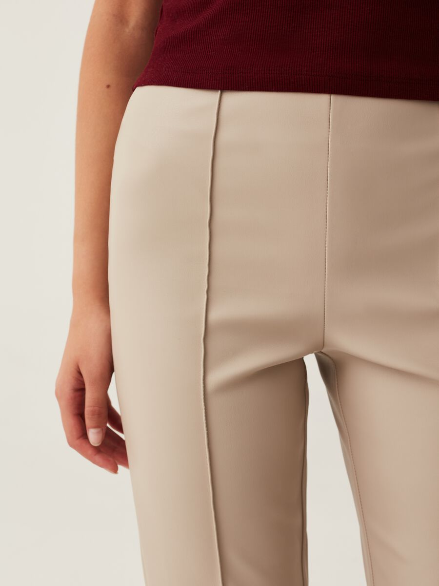 Pantaloni flare fit effetto lucido_2