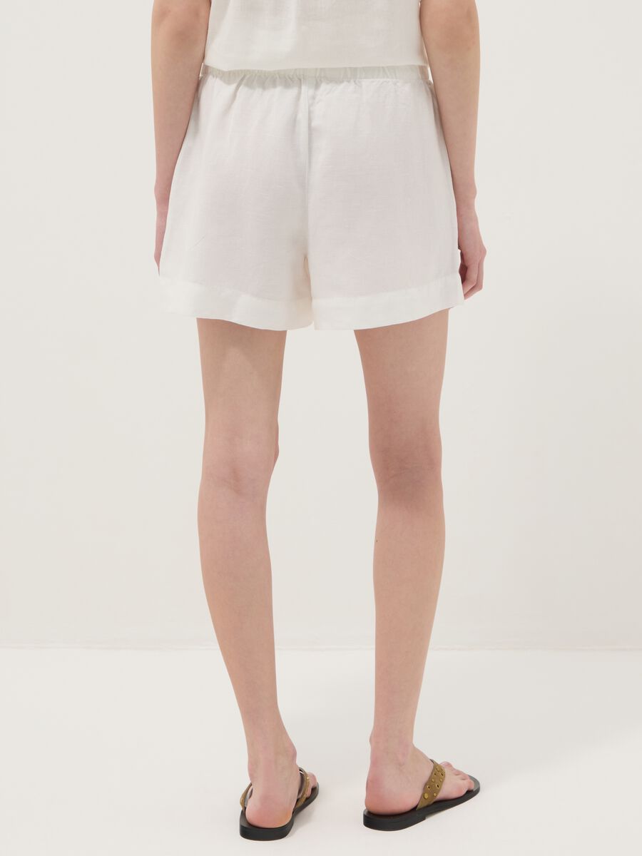 Shorts bianchi in misto lino e viscosa con vita elasticizzata regular fit_2