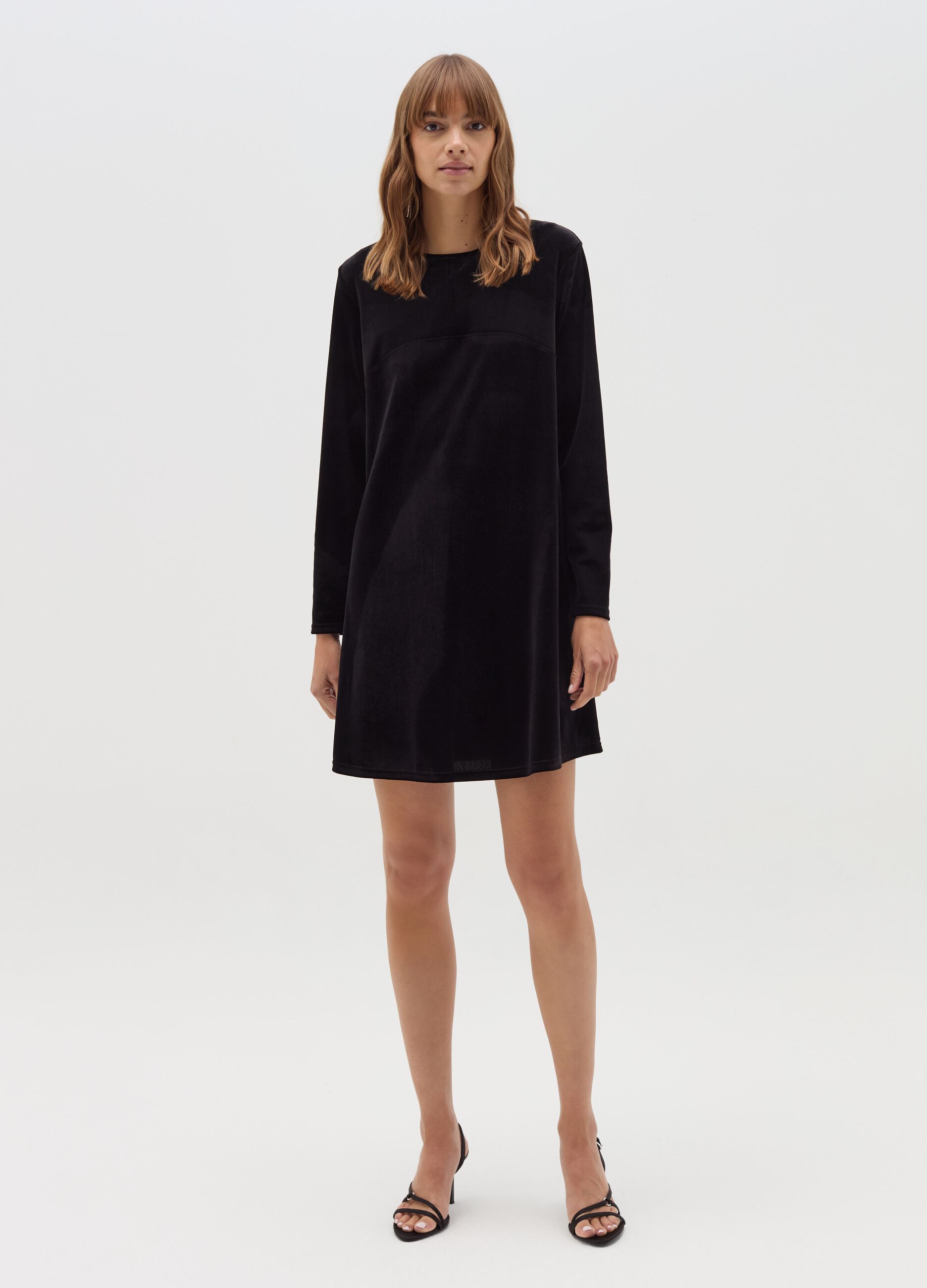 Short dress in velvet with long sleeves