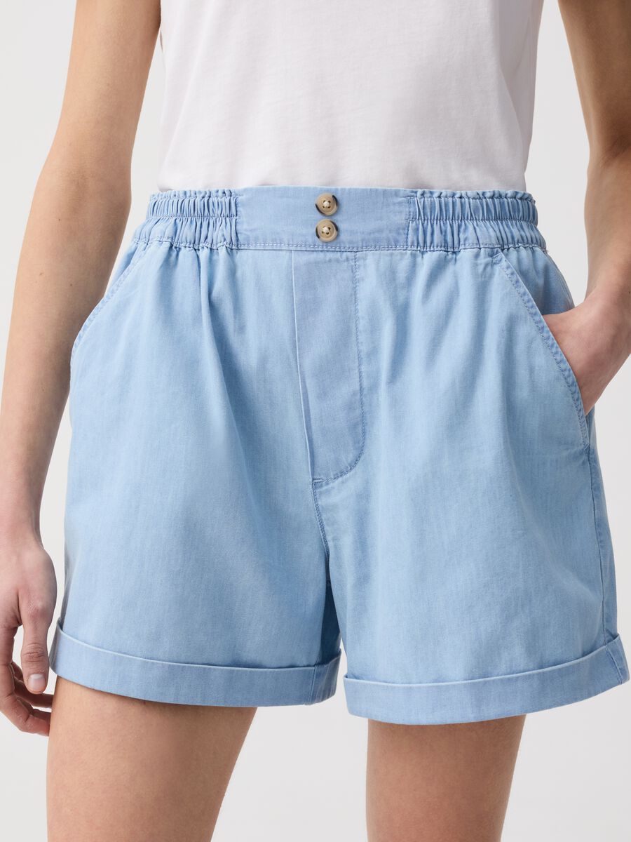 Shorts in denim fluido con tasche_1