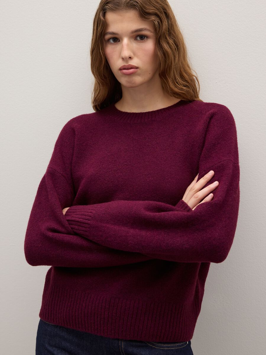 Red regular fit pullover with round neckline_3