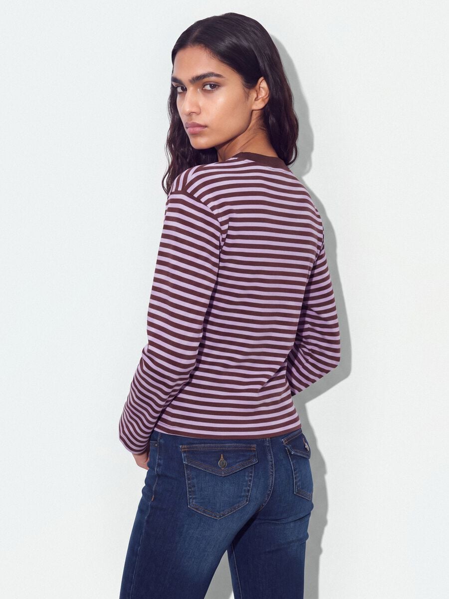 T-shirt viola a righe in puro cotone con girocollo relaxed fit_2
