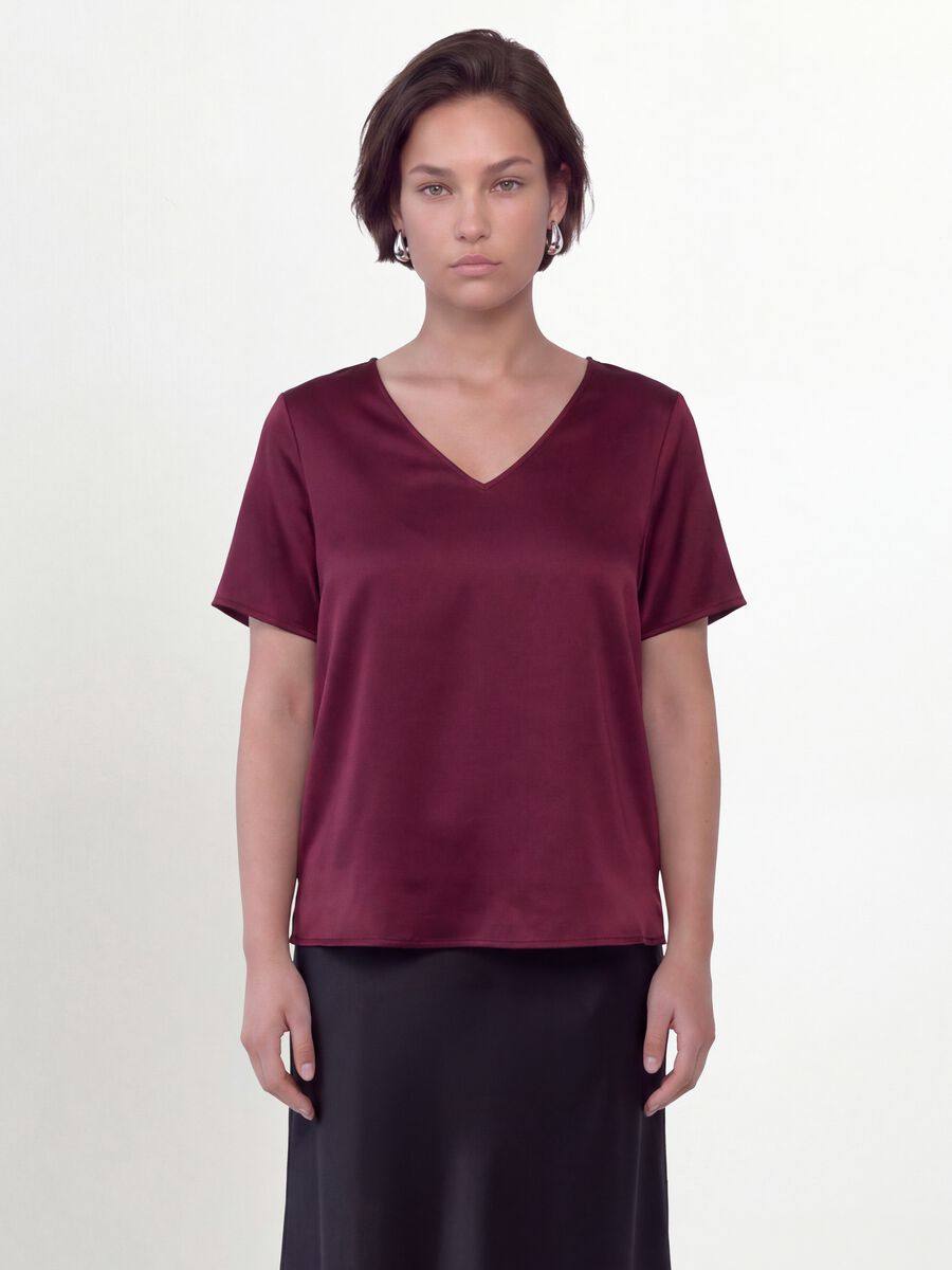 Blusa satinata rossa in tessuto elasticizzato con scollo a V regular fit_1