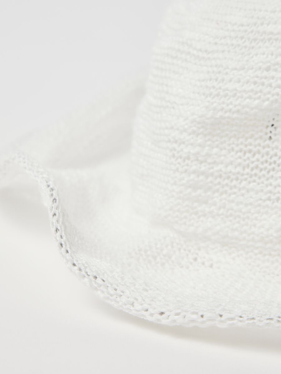 White cloche hat with knitted design_2