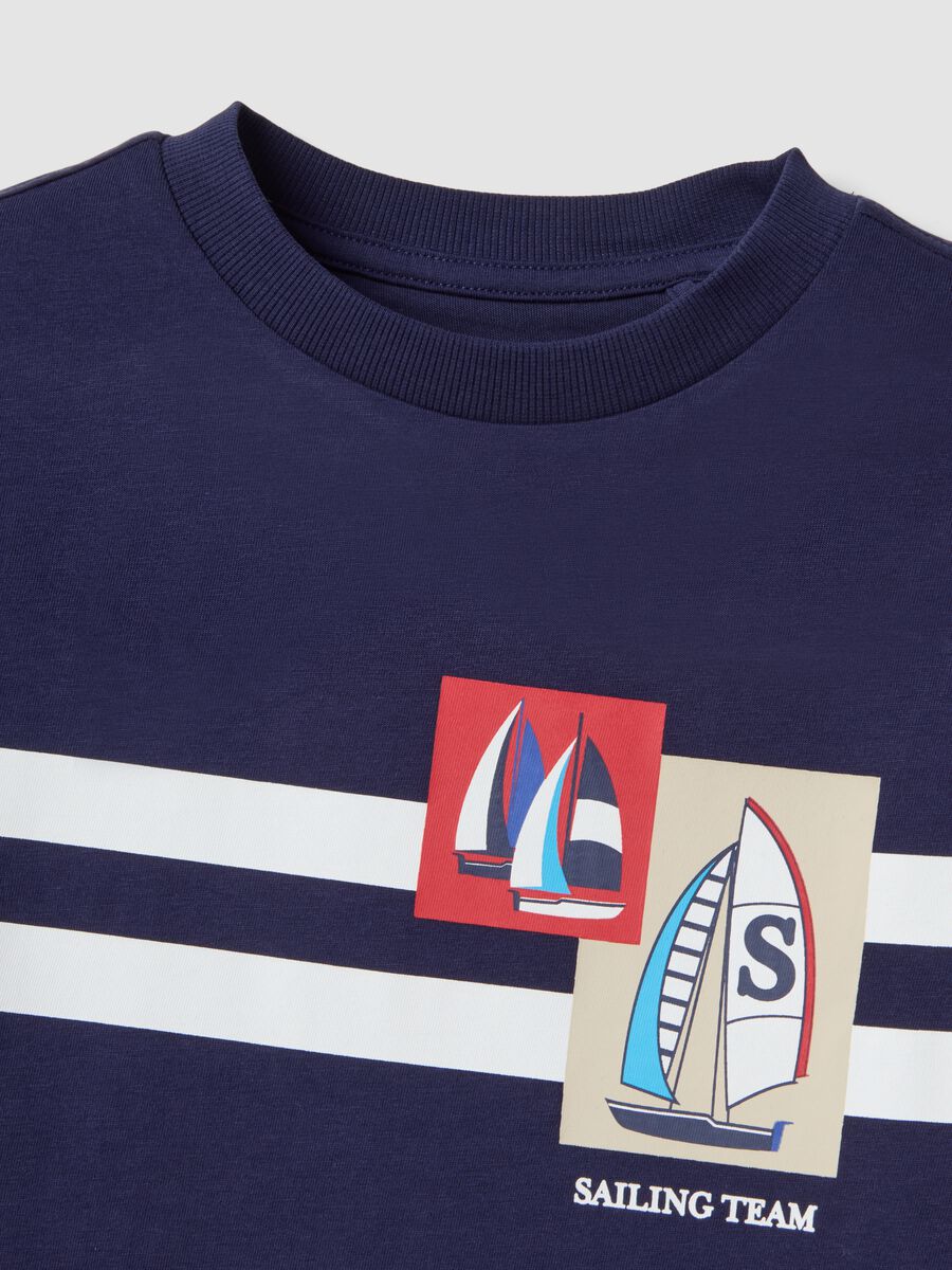 Completo blu e beige in puro cotone con t-shirt e shorts per bambino regular fit_2