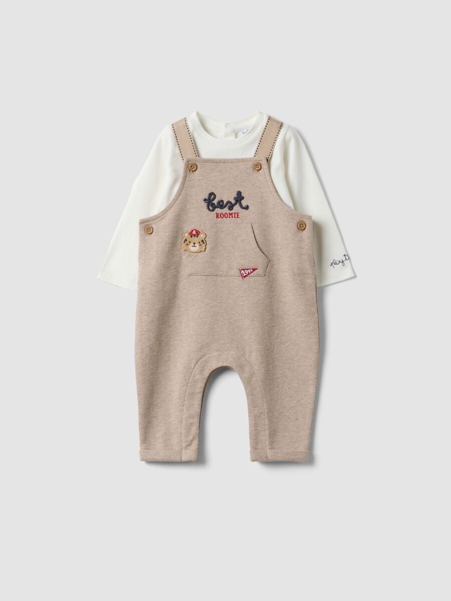 Completo bianco e beige in puro cotone organico con salopette per neonato_0