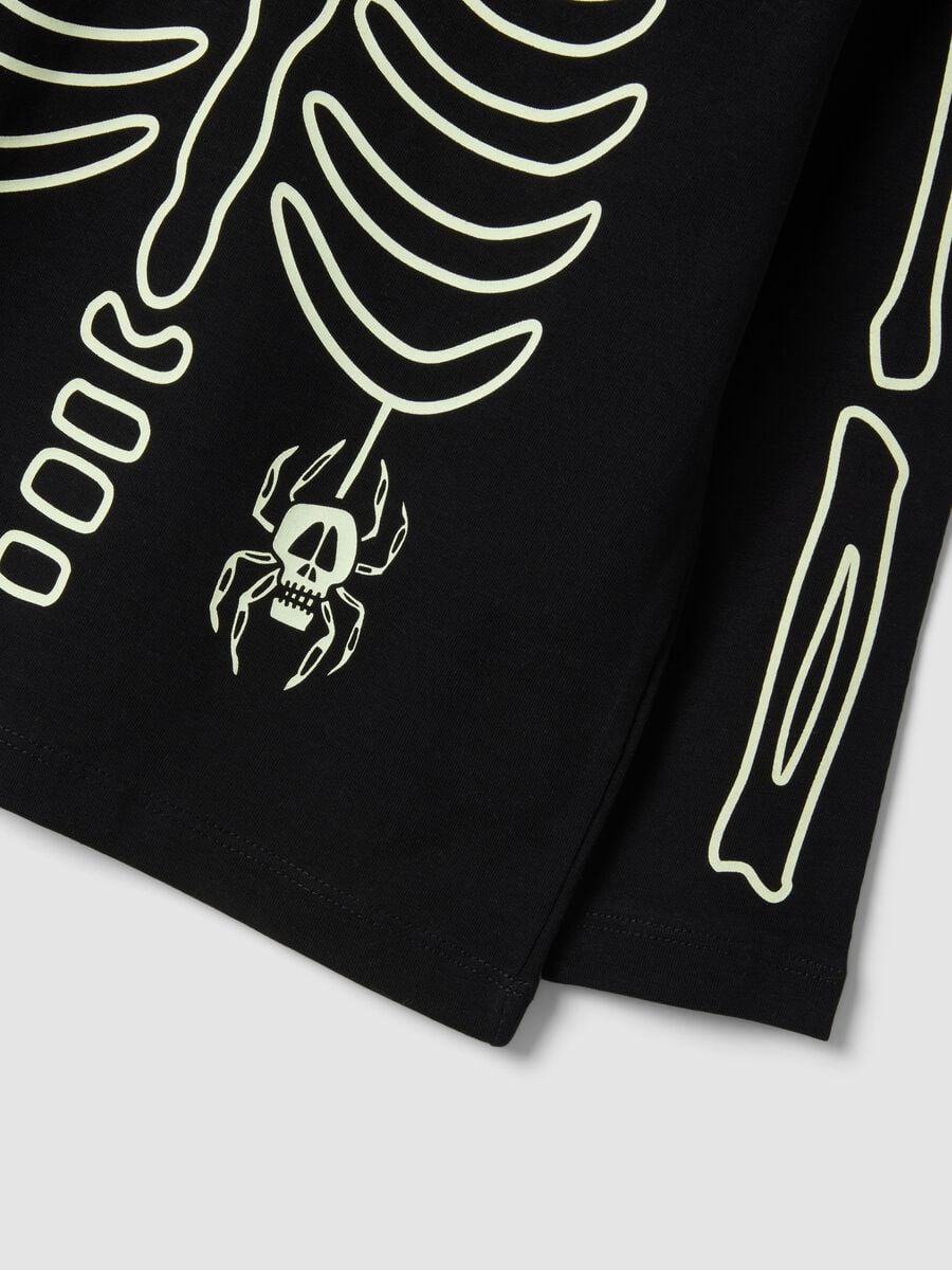 T-shirt nera in puro cotone con girocollo e stampa scheletro_2