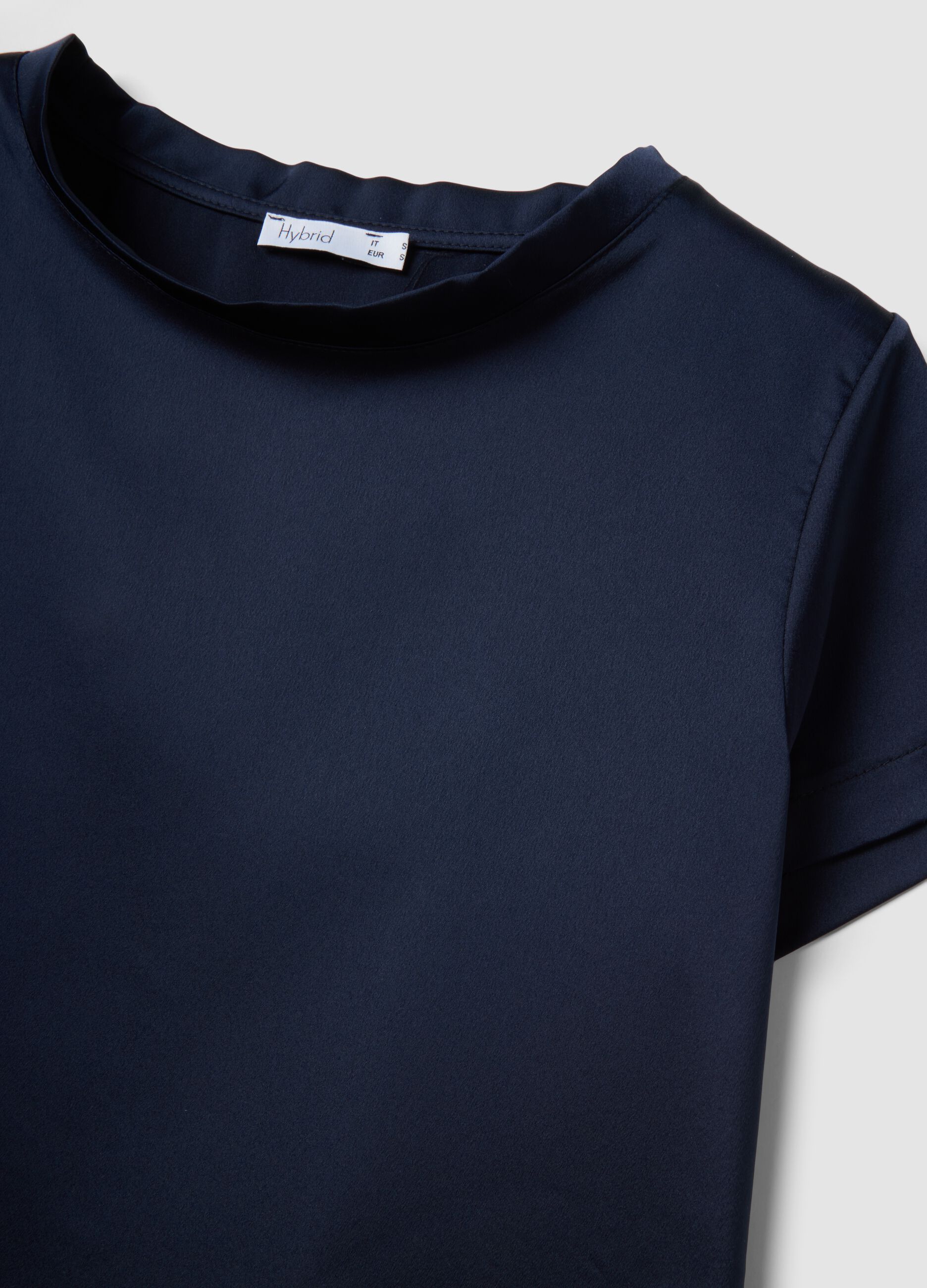 Blue short-sleeve T-shirt with soft neckline, regular fit