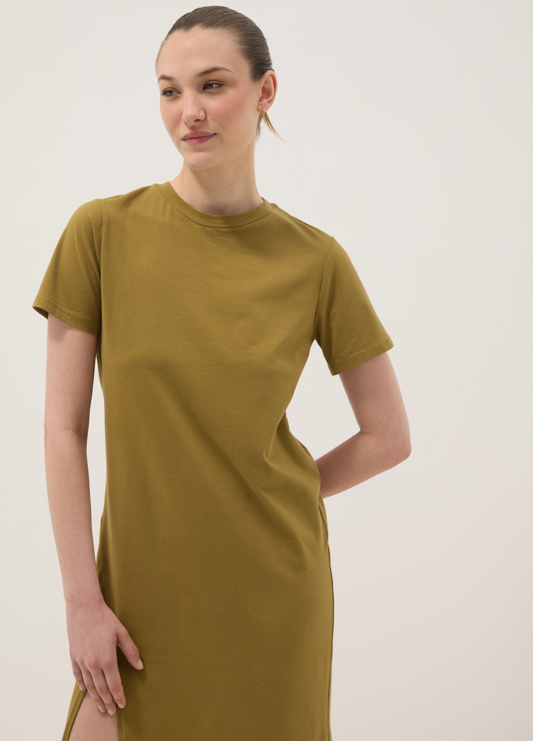 Abito midi verde in cotone elasticizzato con spacco laterale
