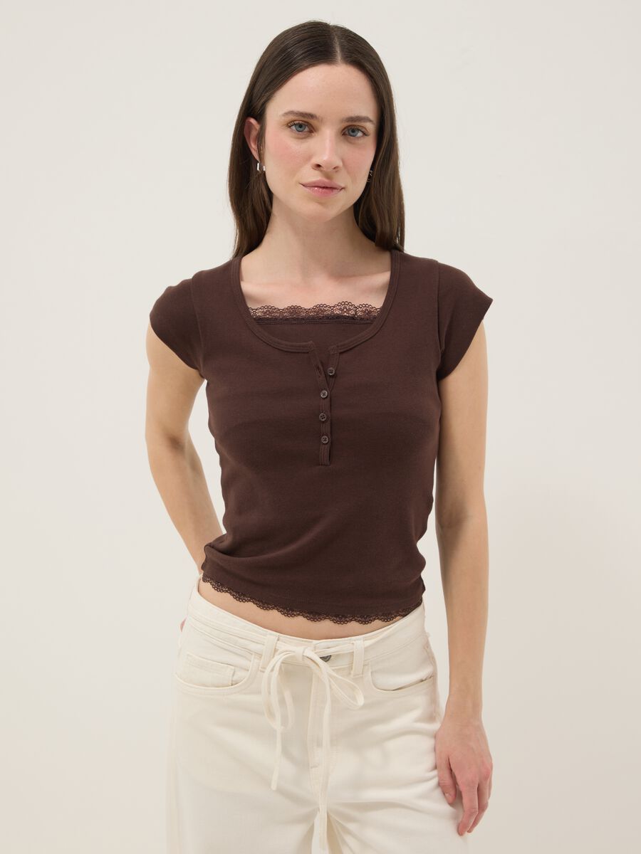 T-shirt in misto cotone marrone regular fit con dettagli in pizzo_1