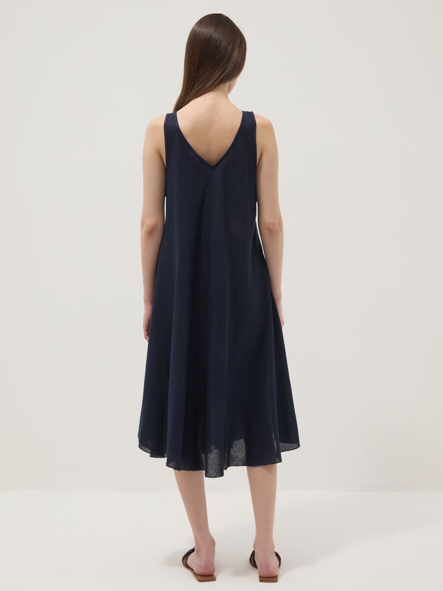 Abito midi blu in misto lino e viscosa con scollo a V regular fit_3