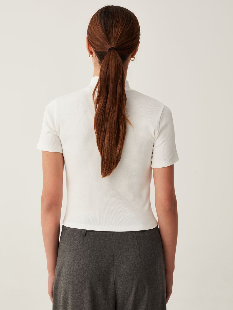 T-shirt a costine sottili mock neck_2