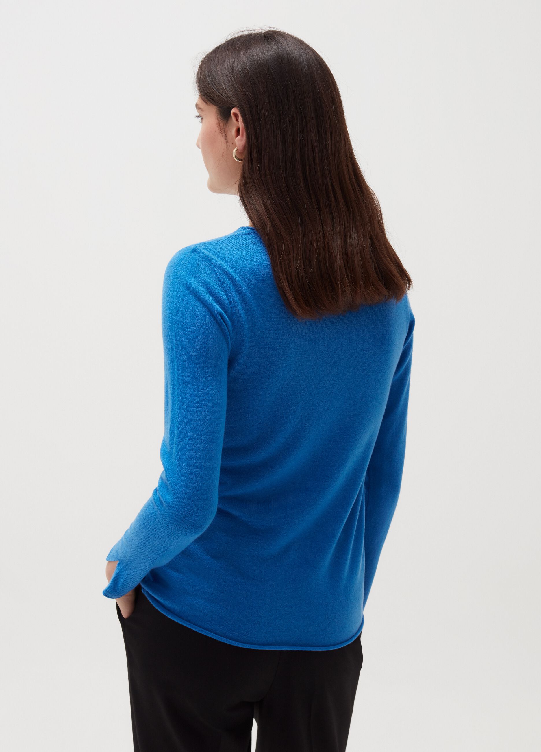 Pullover with round neck and slits