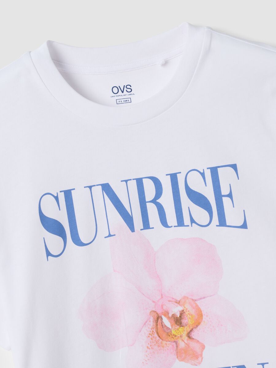 T-shirt bianca in puro cotone con stampa floreale regular fit_5