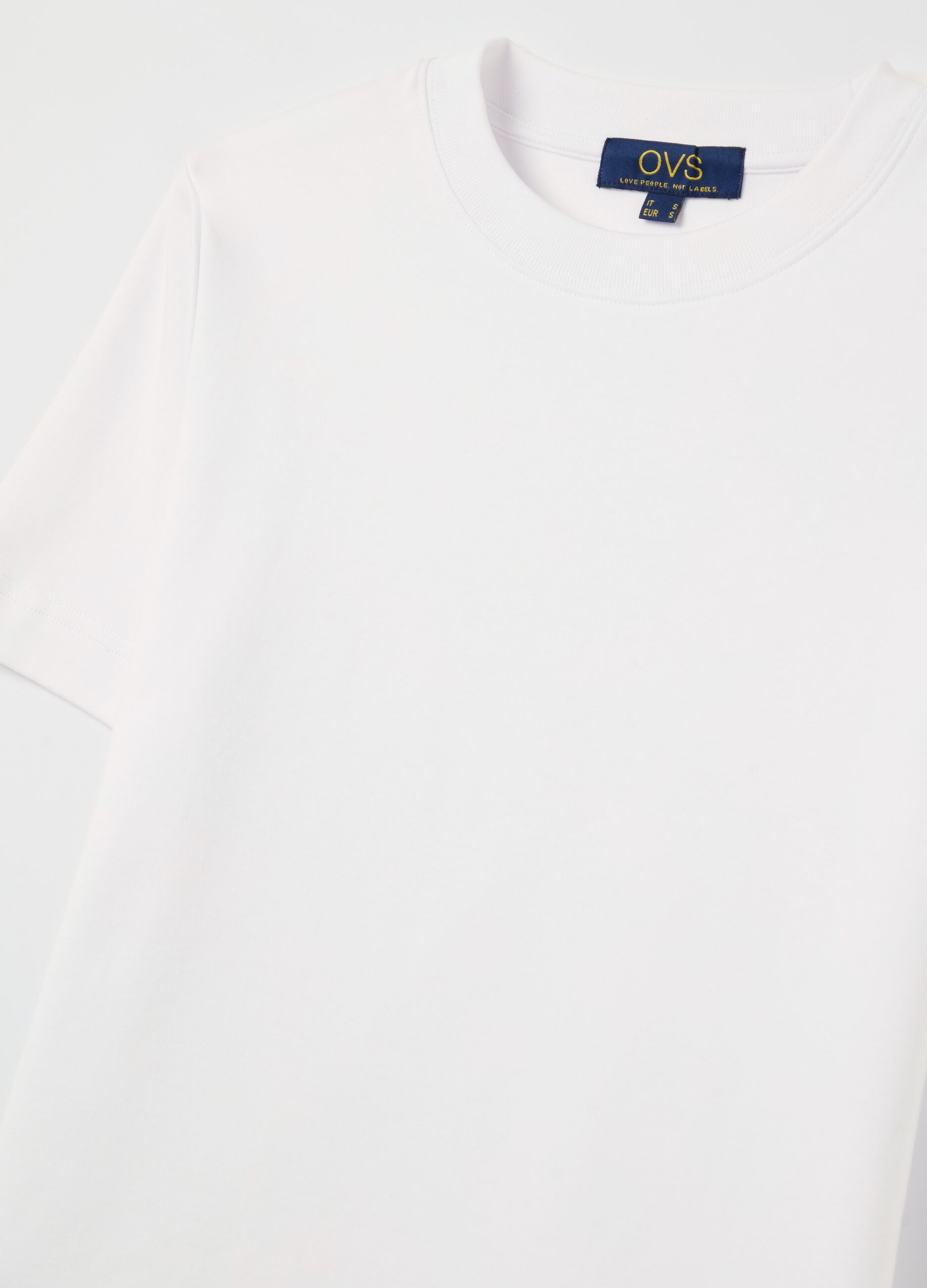 Solid colour T-shirt with round neck