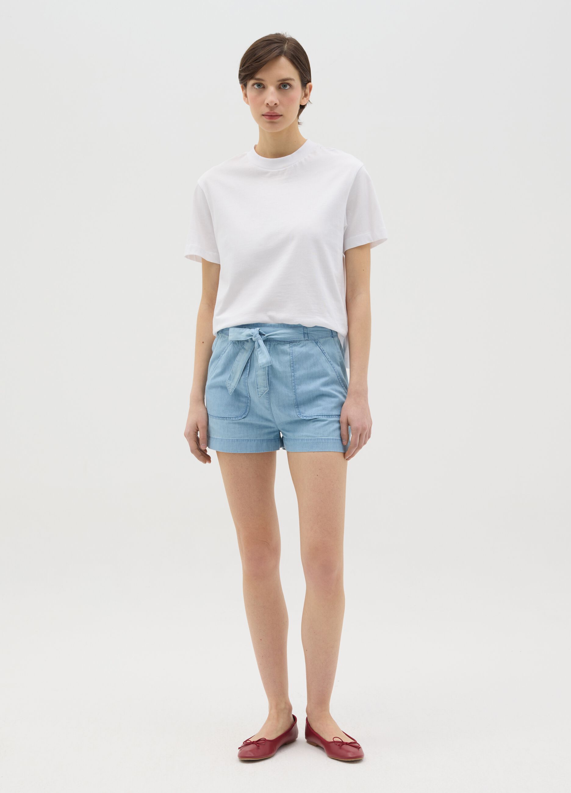 Fluid denim shorts with bow and light wash