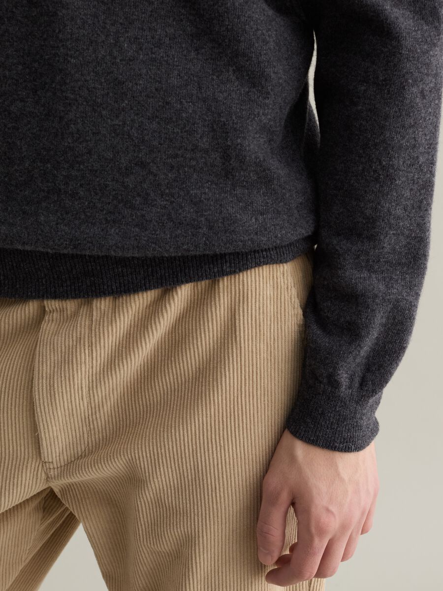 Lambswool pullover with V neck_2