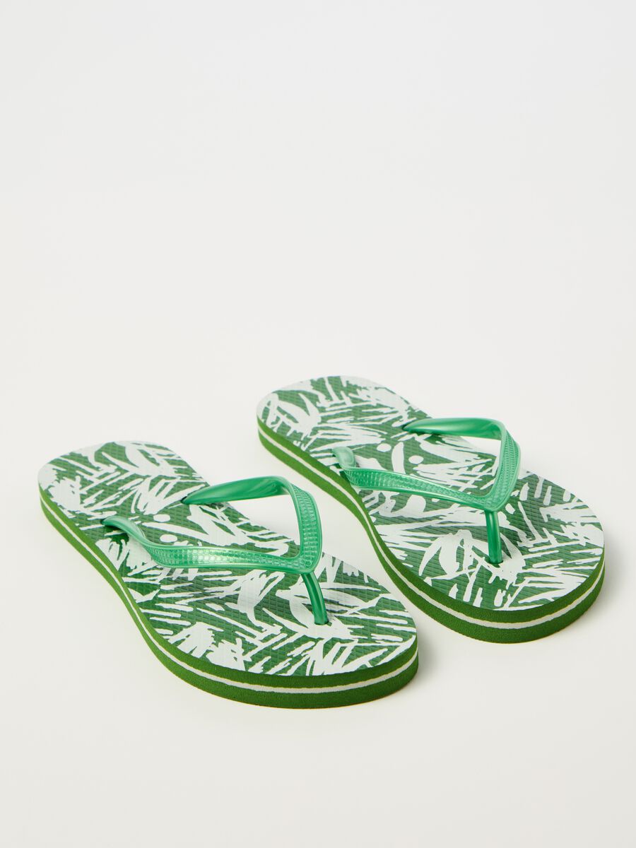 Thong sandals with foliage print_1