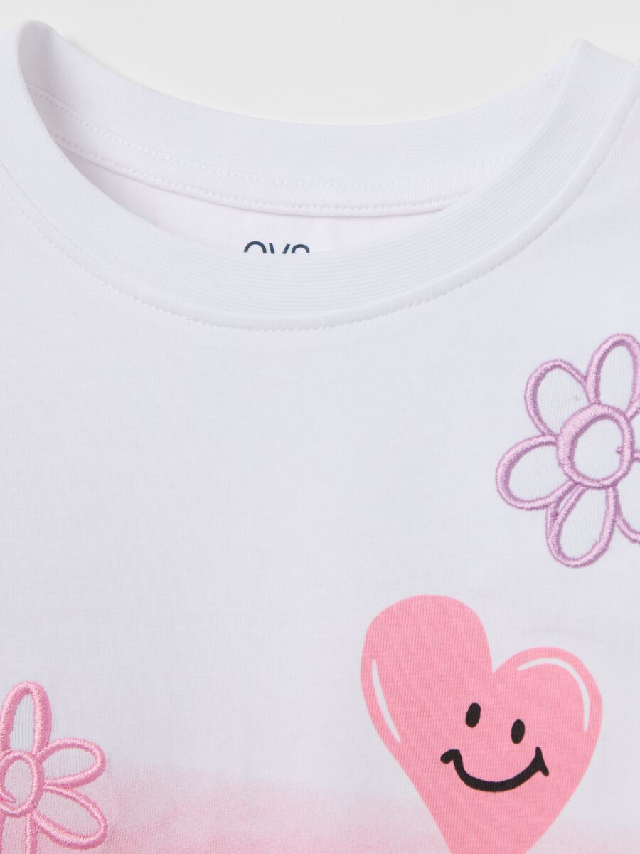 T-shirt degradé con stampa fiori e ricamo cuori_2