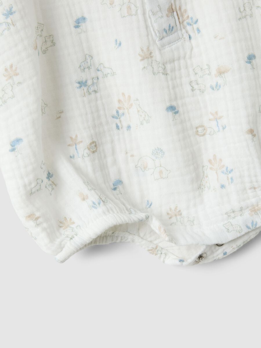 Pagliaccetto in puro cotone bianco da neonato con disegni_2