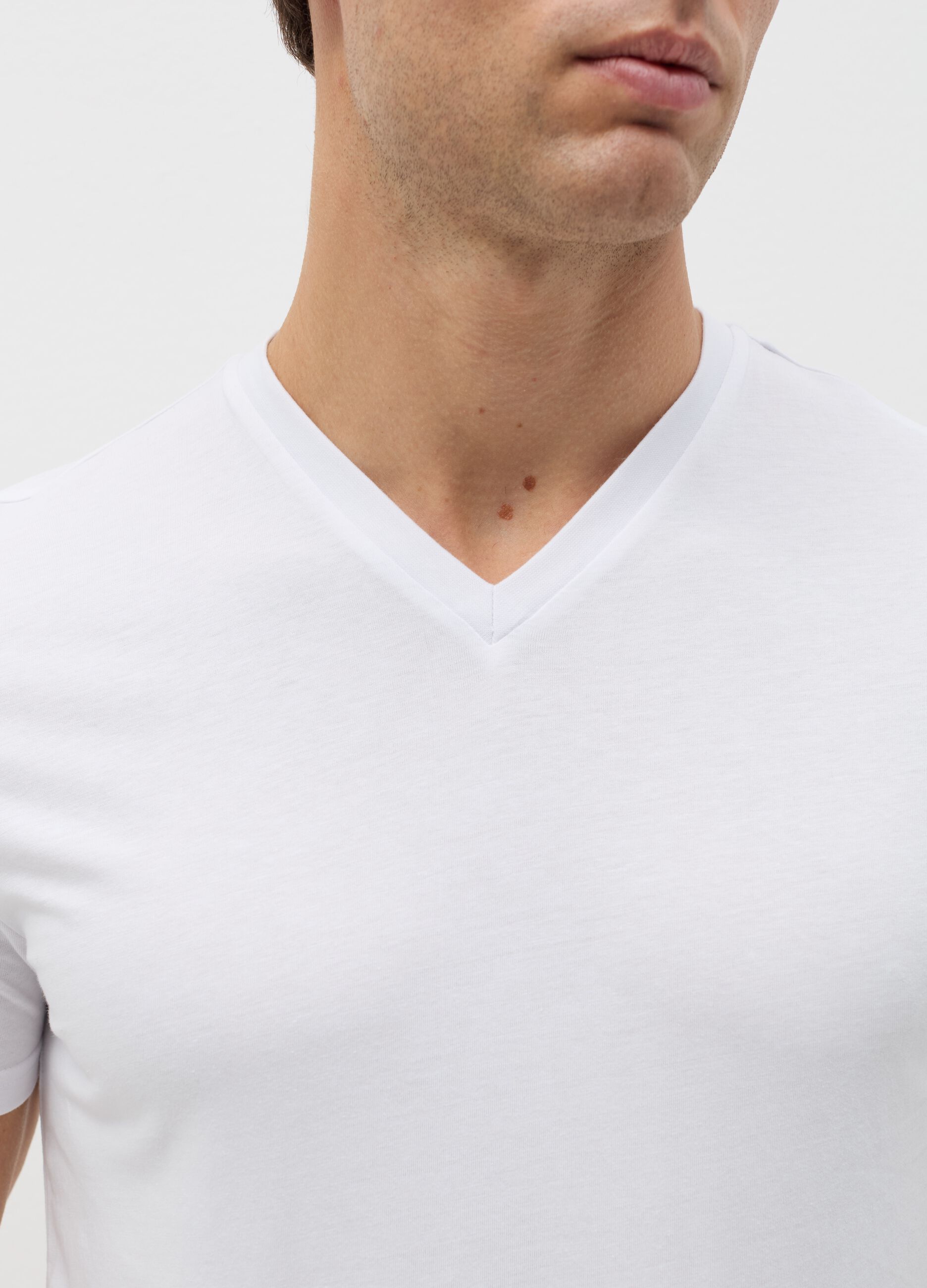 T-shirt intima in cotone bio con scollo a V 