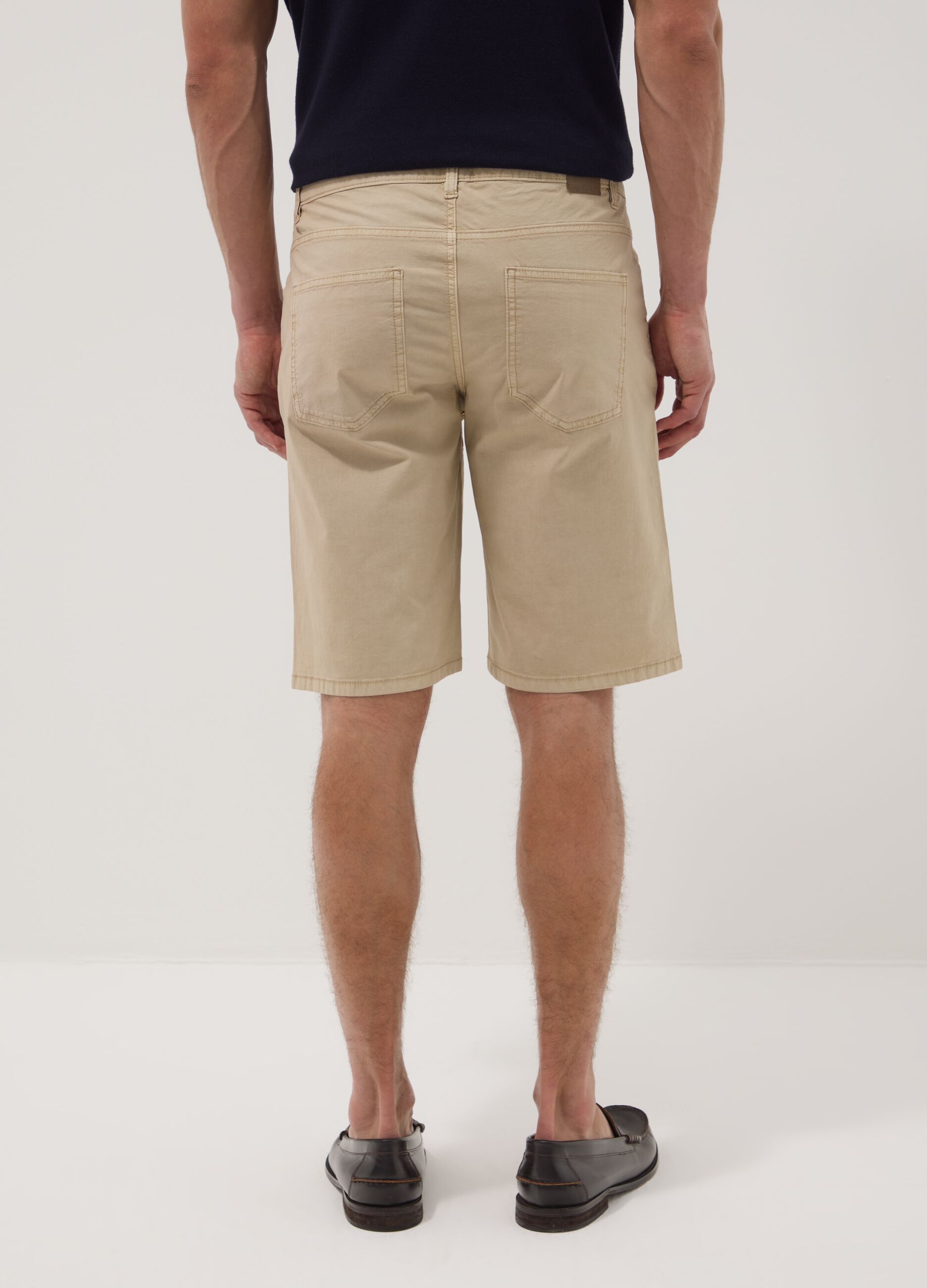 Bermuda beige in cotone elasticizzato a cinque tasche