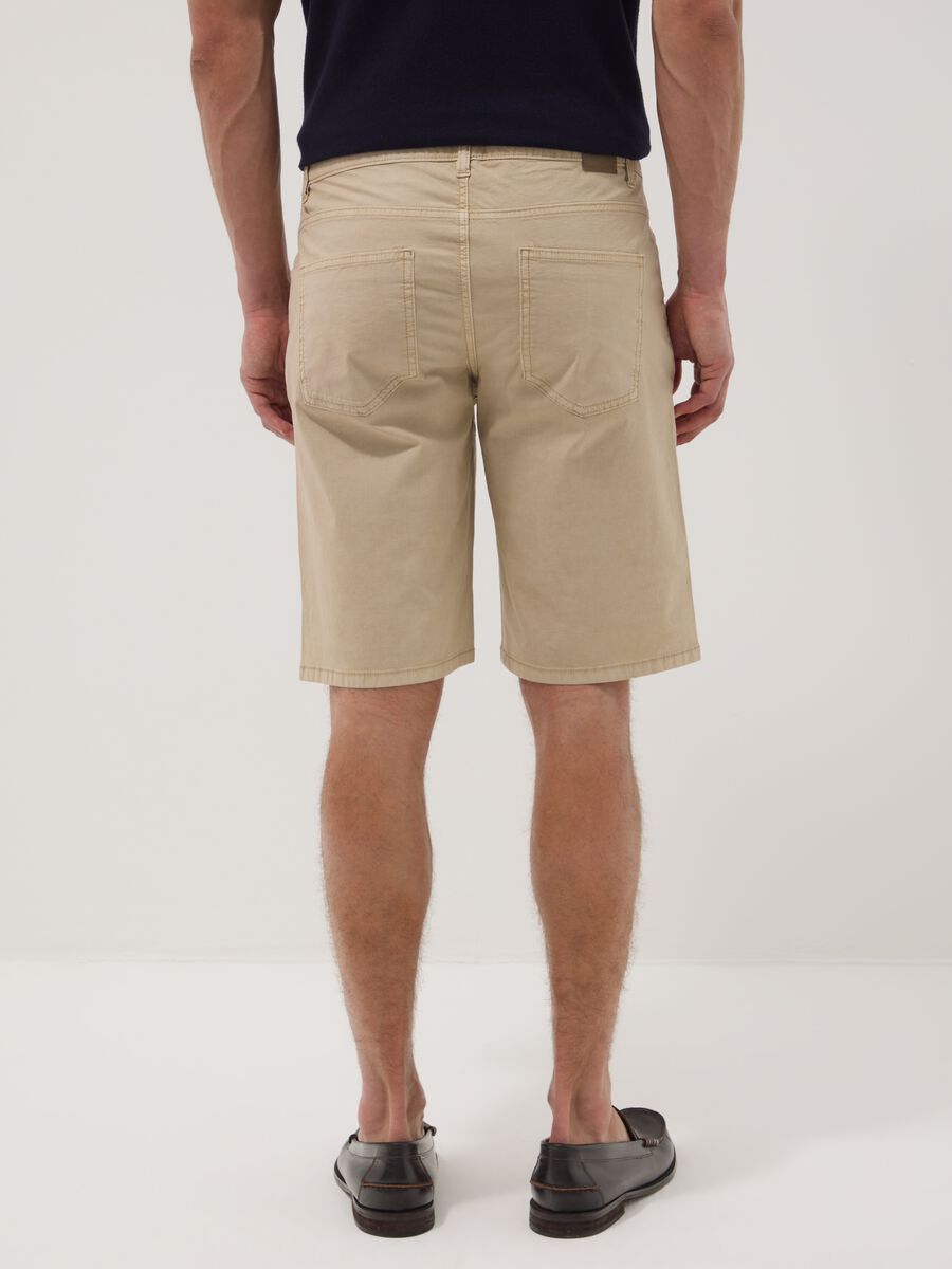Beige stretch cotton five-pocket Bermuda shorts_2