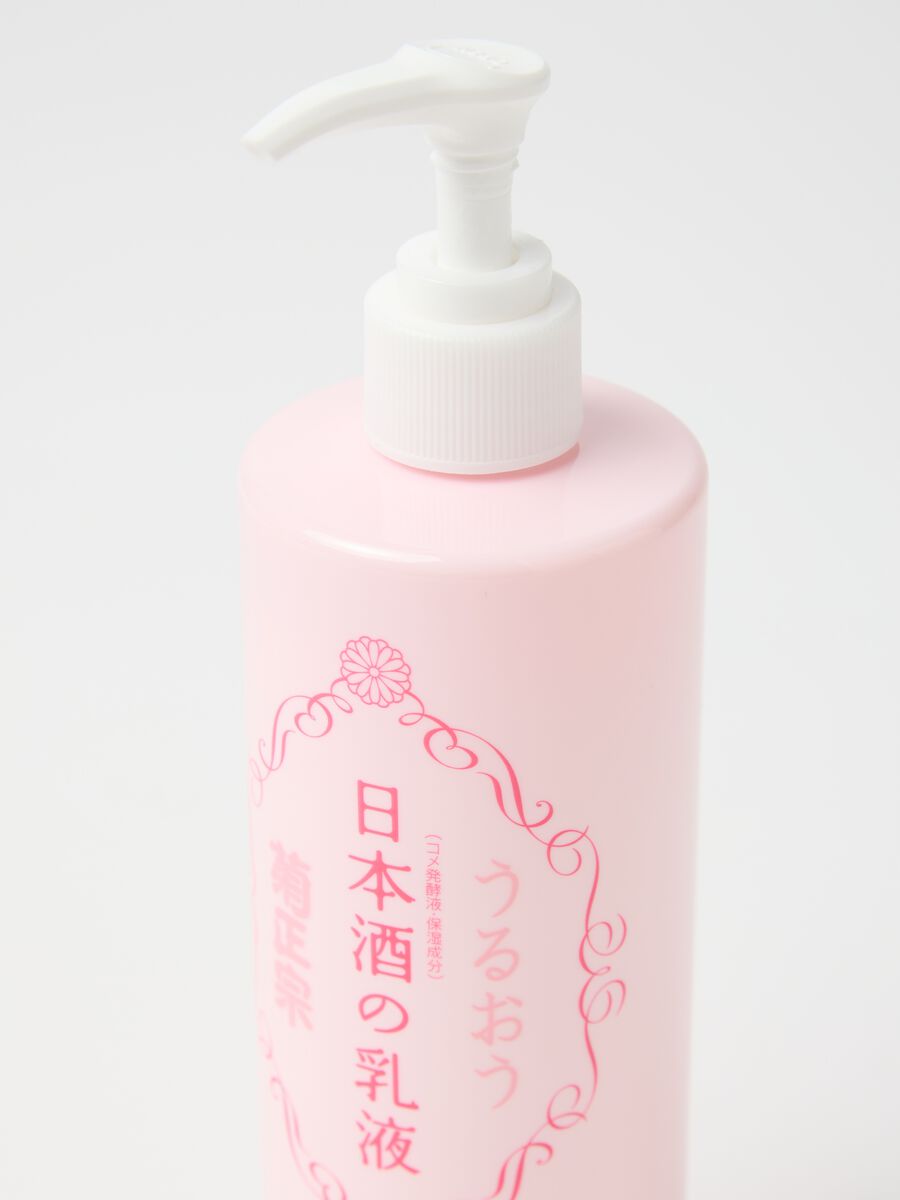 KIKU-MASAMUNE Sake Skin Care Emulsion is a highly moisturising lotion with a soft and milky texture._3