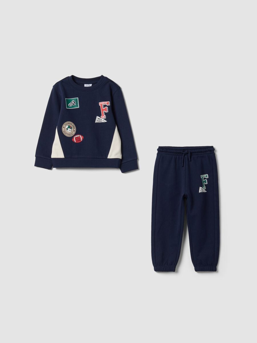 Completo jogging blu in puro cotone con applicazioni sportive per bimbo_0