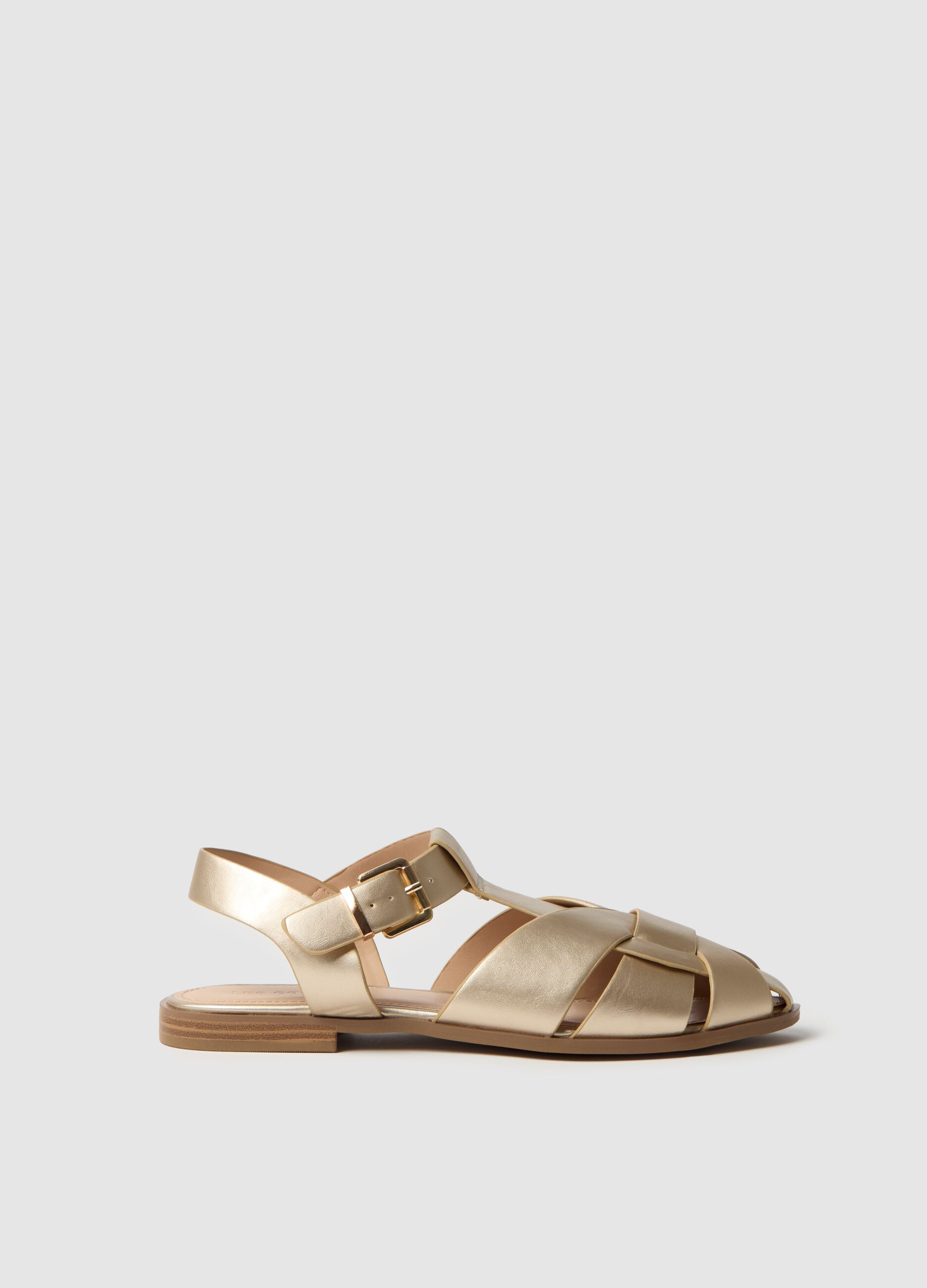 Flat sandals with round toe