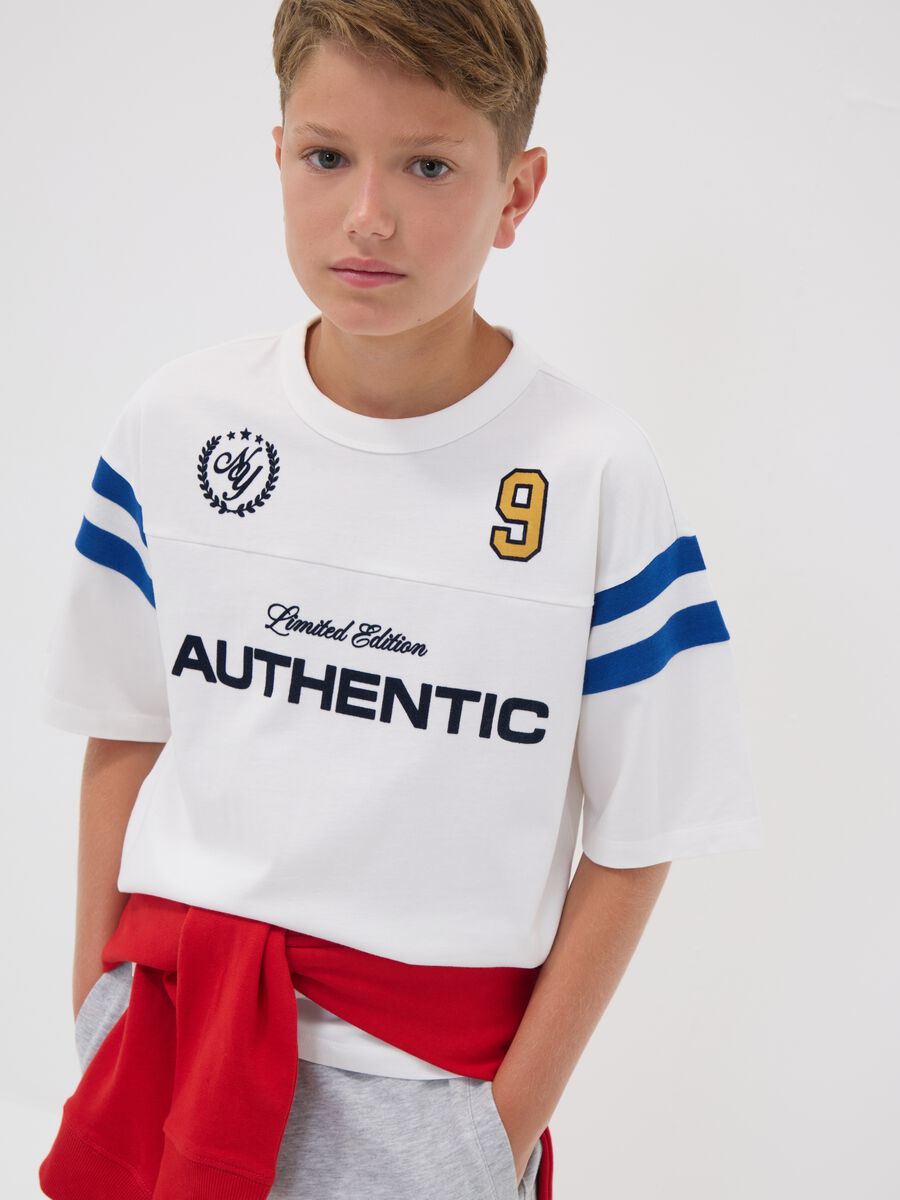 T-shirt relaxed fit bianca in puro cotone girocollo con scritta per ragazzo_0