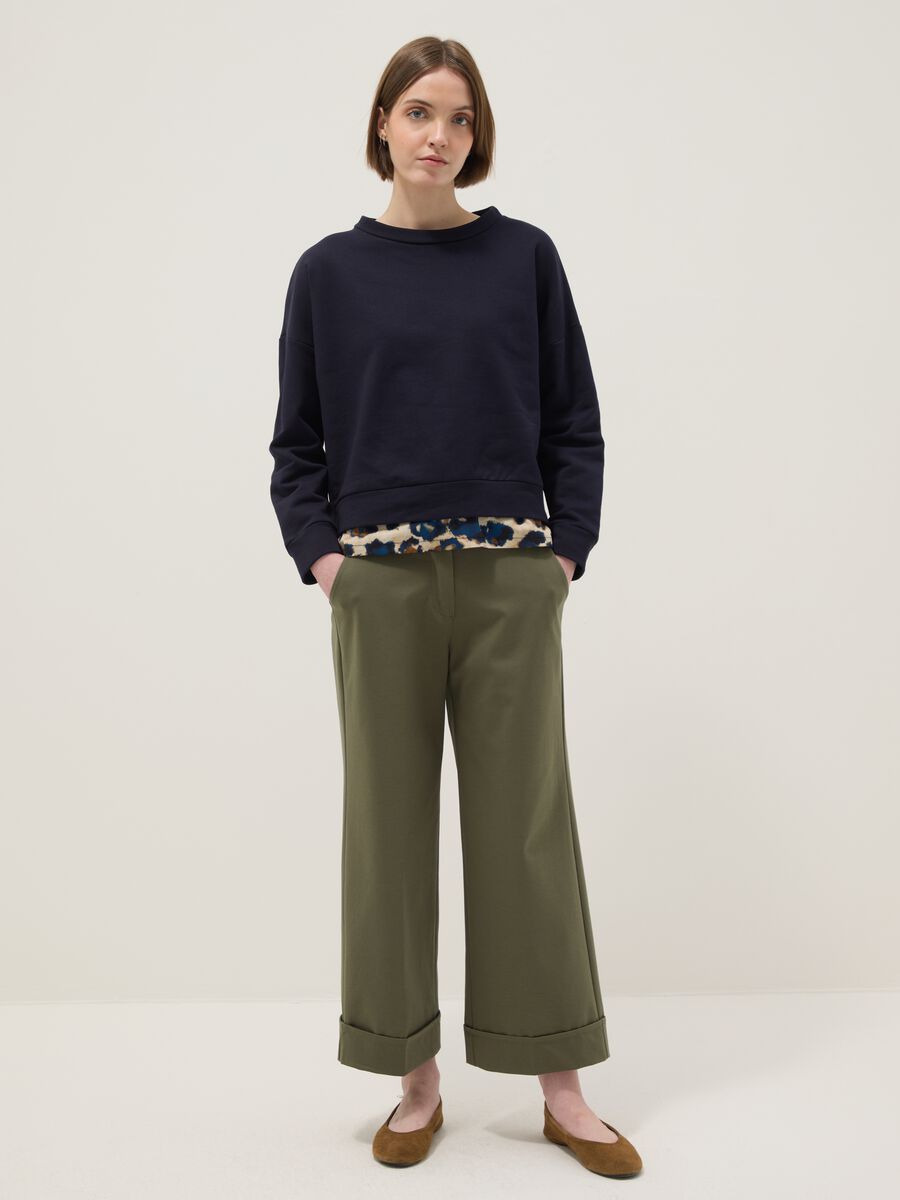 Felpa girocollo in cotone elasticizzato blu regular fit con dettaglio_1