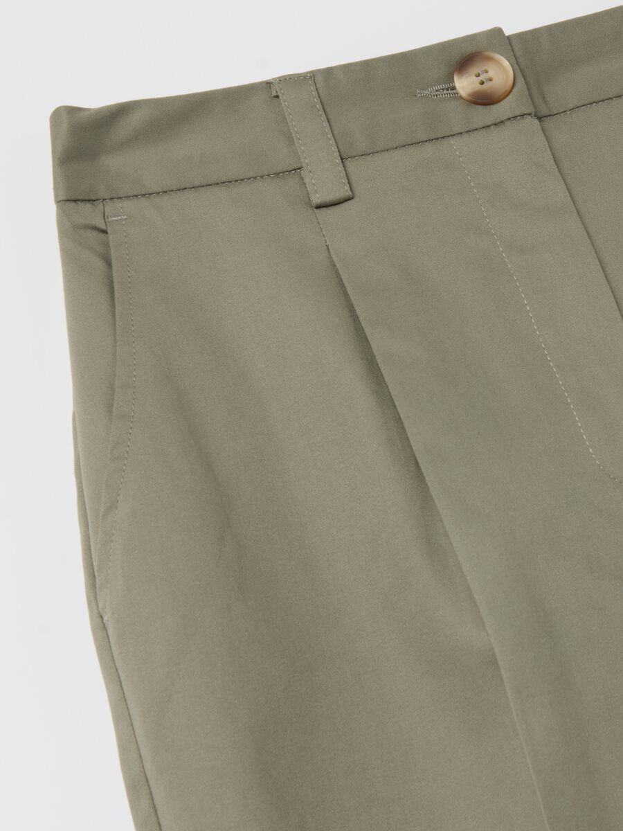 Cropped chino trousers with darts_5