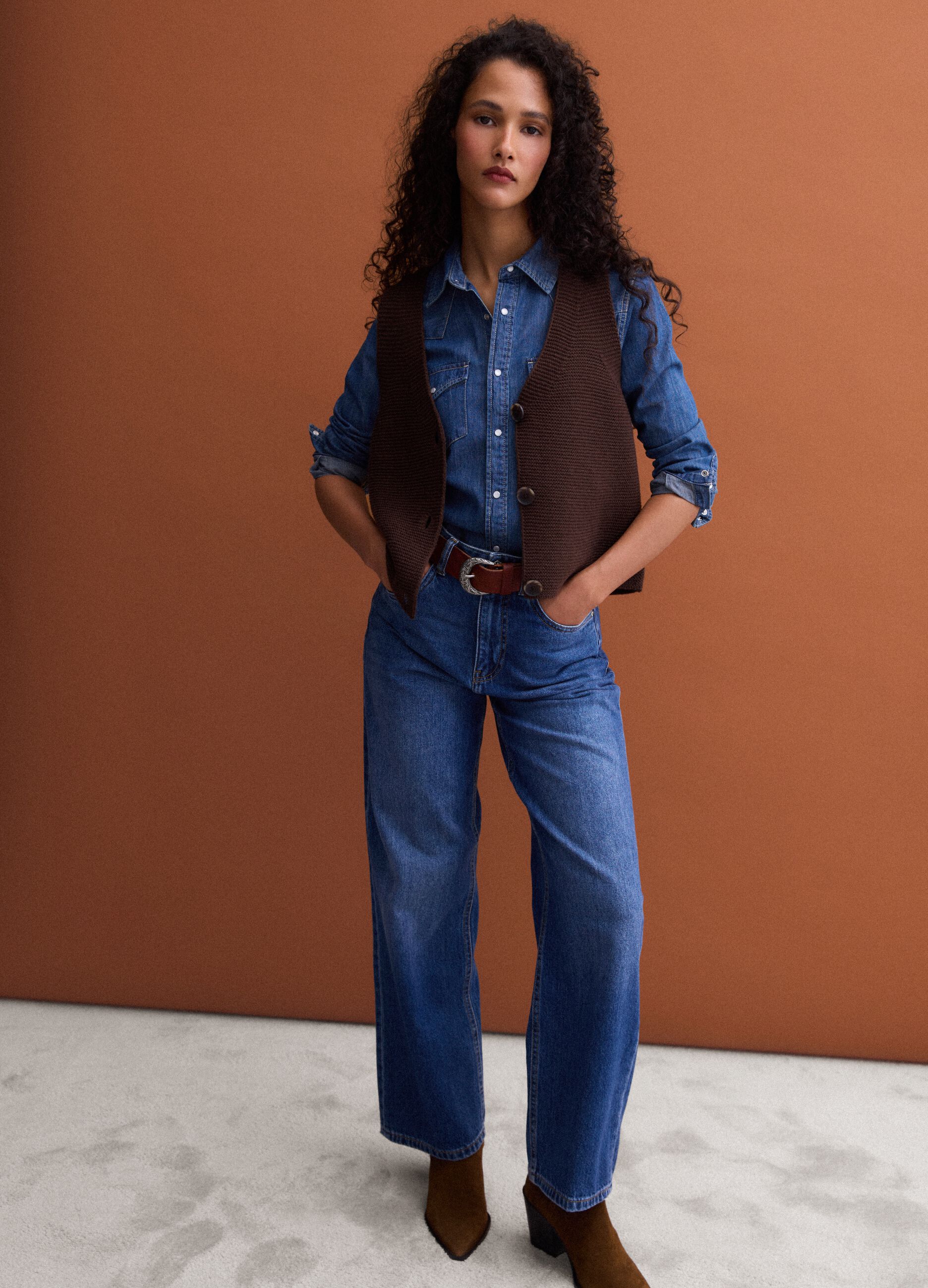 Gilet marrone in misto lana con scollo profondo a V regular fit