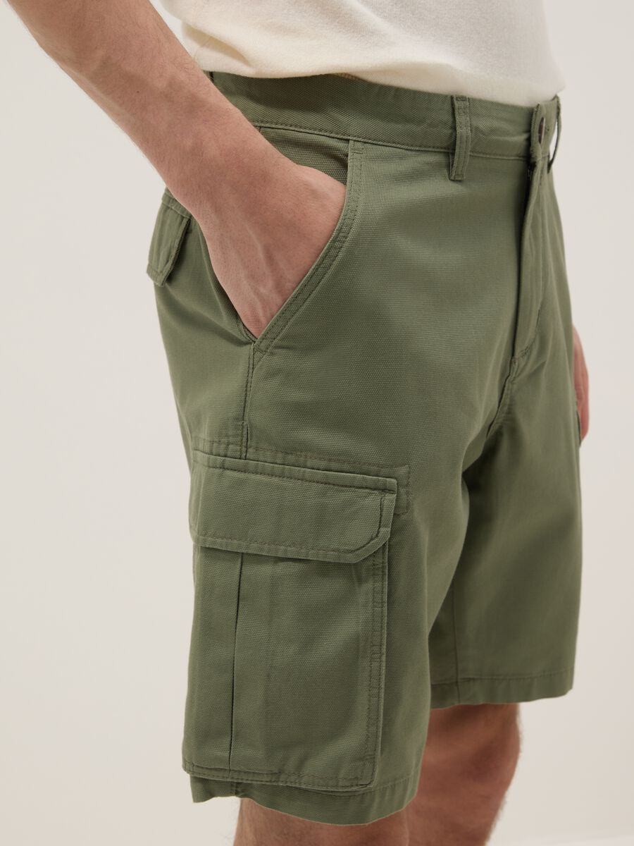 Green cotton cargo Bermuda shorts, regular fit_3
