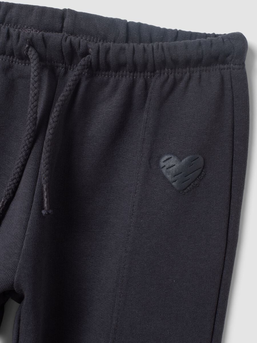 Pantaloni jogger neri in puro cotone con stampa cuore comfort fit per bimba_2
