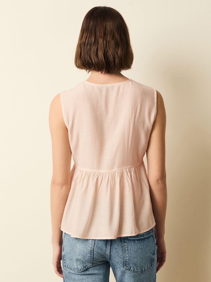 Blouse with V neck and laces_3