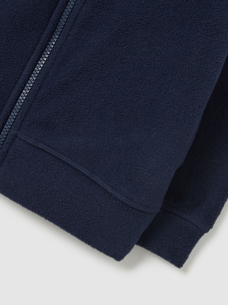 Felpa blu con collo alto e full zip da bambino over fit_2