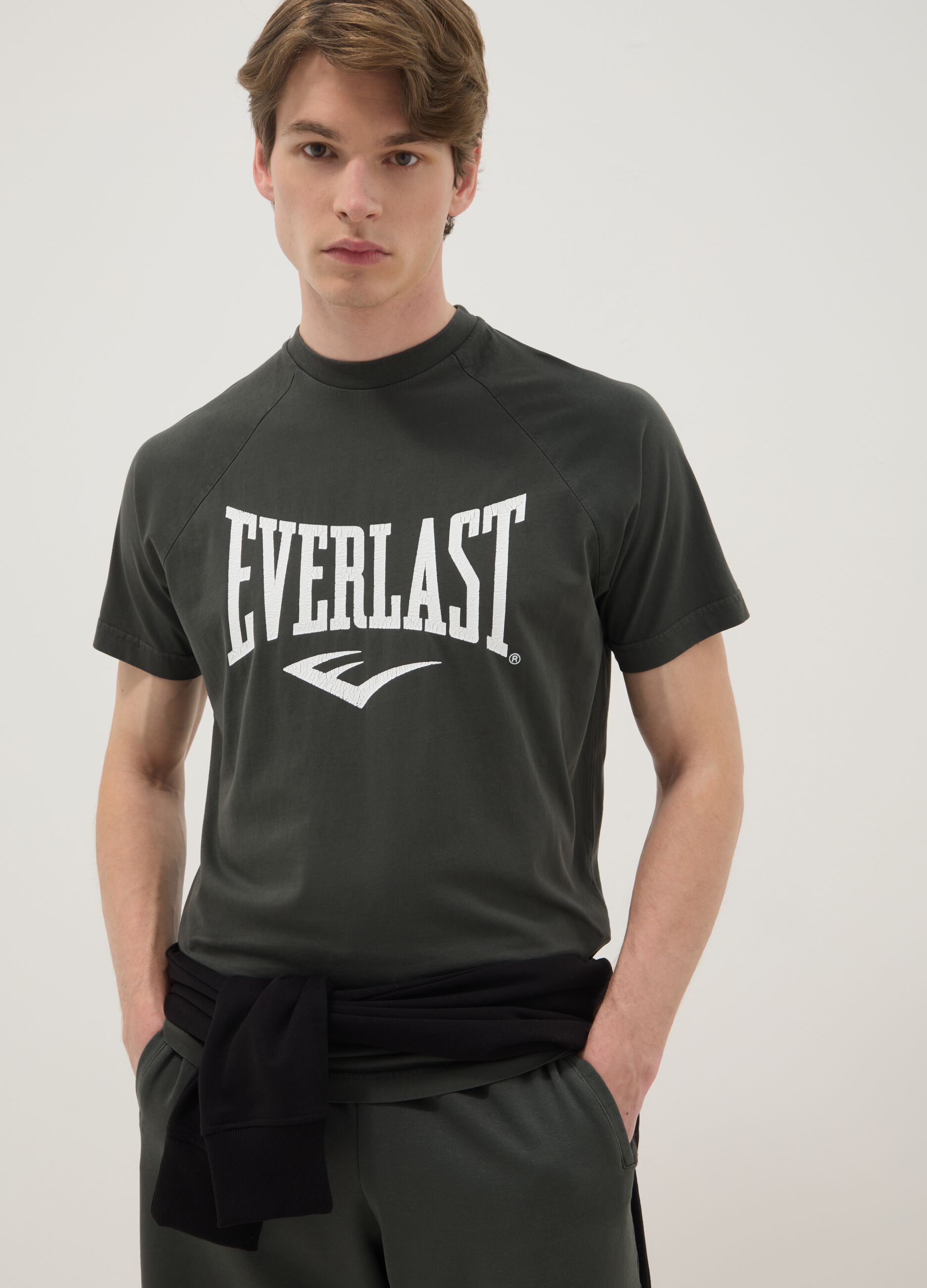 Black pure cotton regular fit t-shirt with Everlast logo