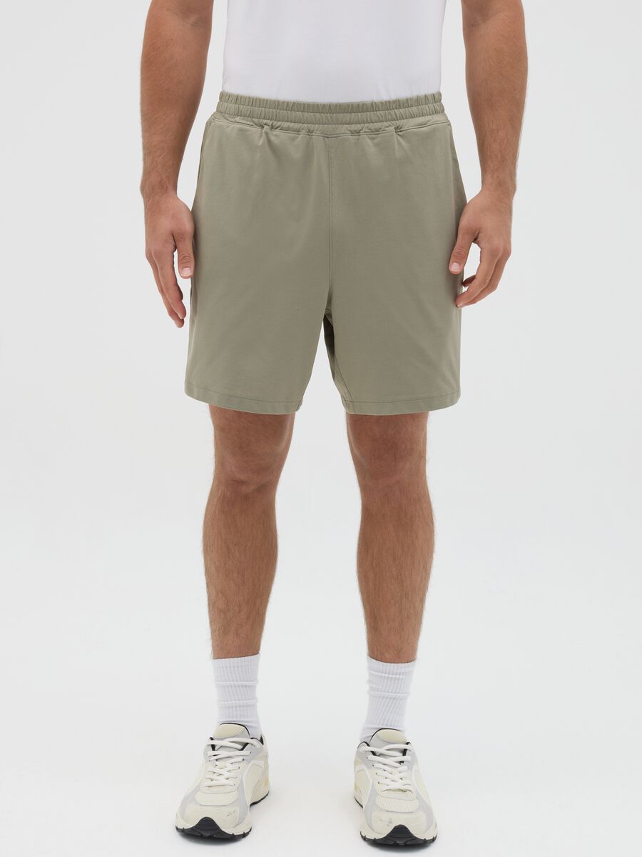 Green Bermuda joggers in stretch fabric_1