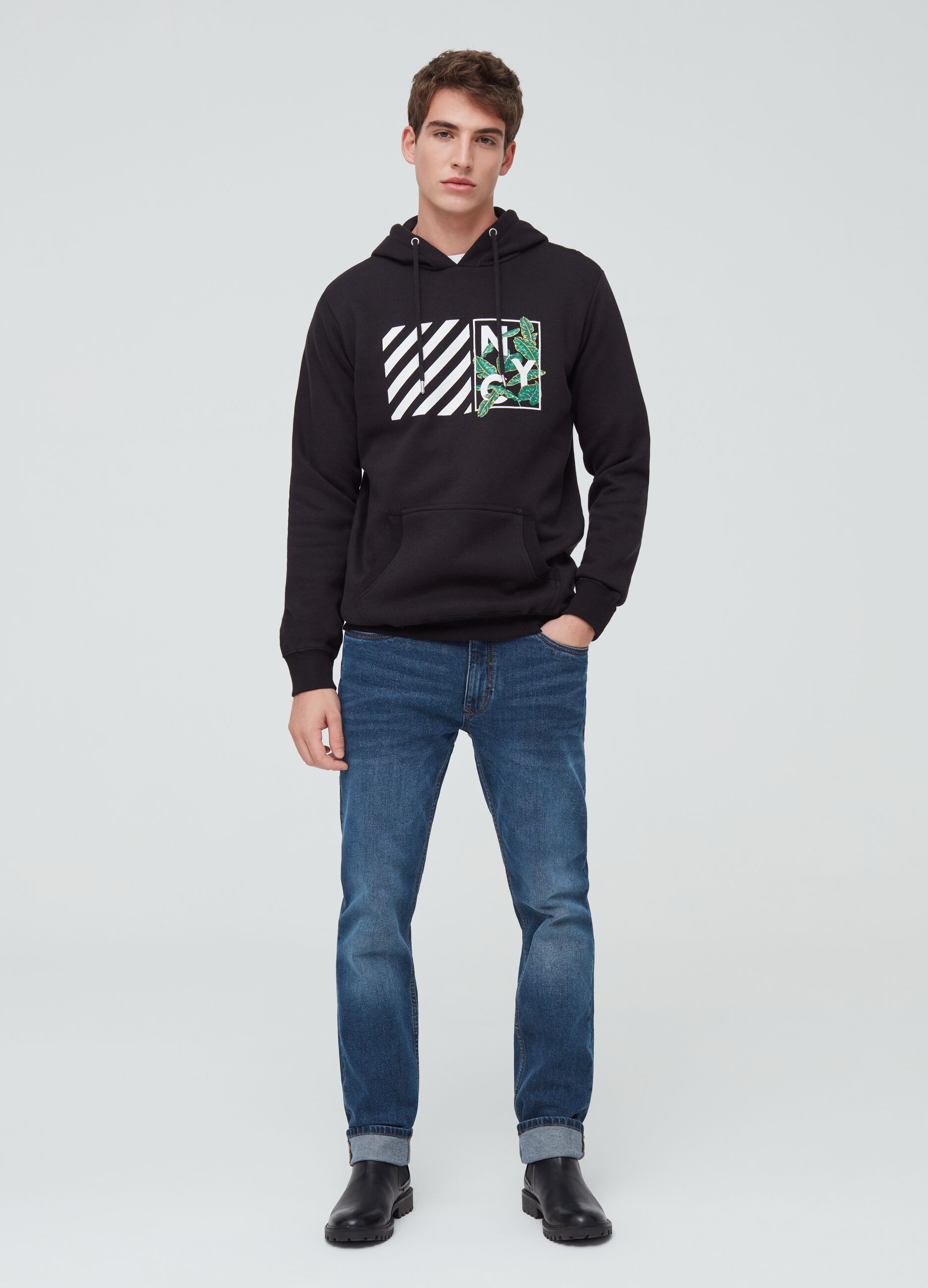 Sweatshirt with hood and leaves print