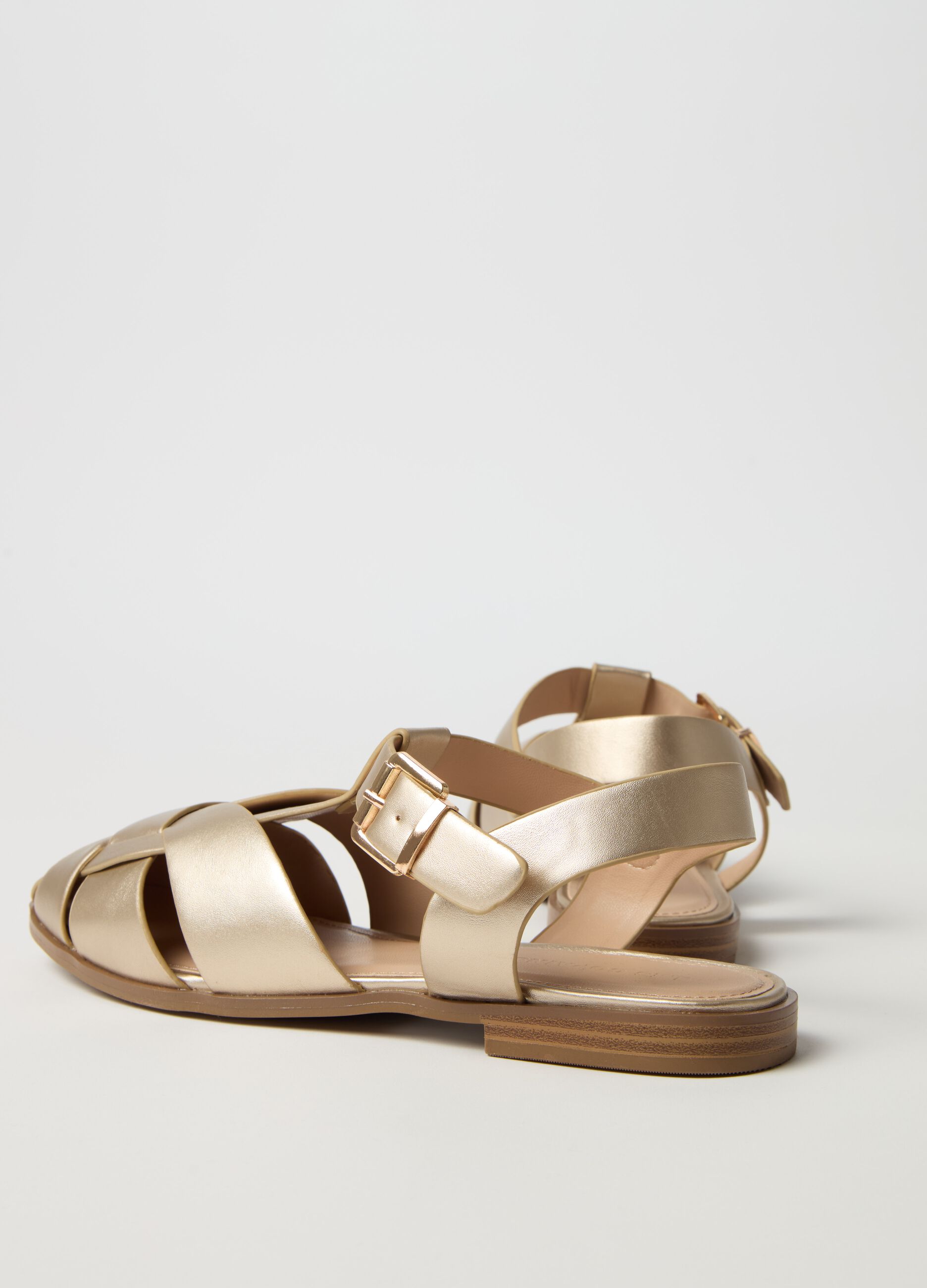Flat sandals with round toe