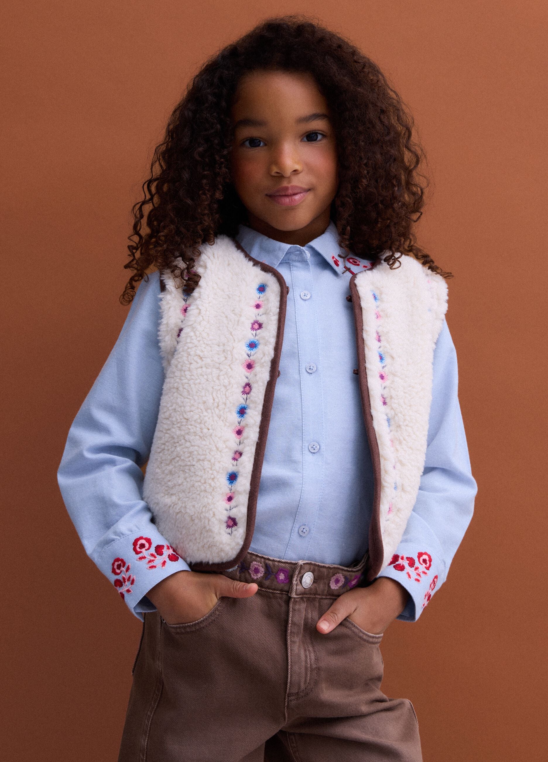 White crew-neck gilet with floral embroidery, regular fit