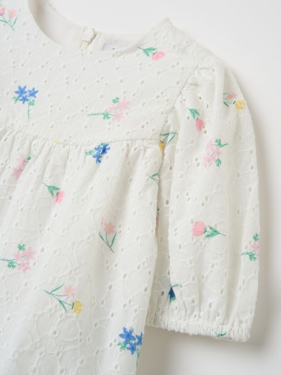 Broderie anglaise dress with embroidered flowers_2
