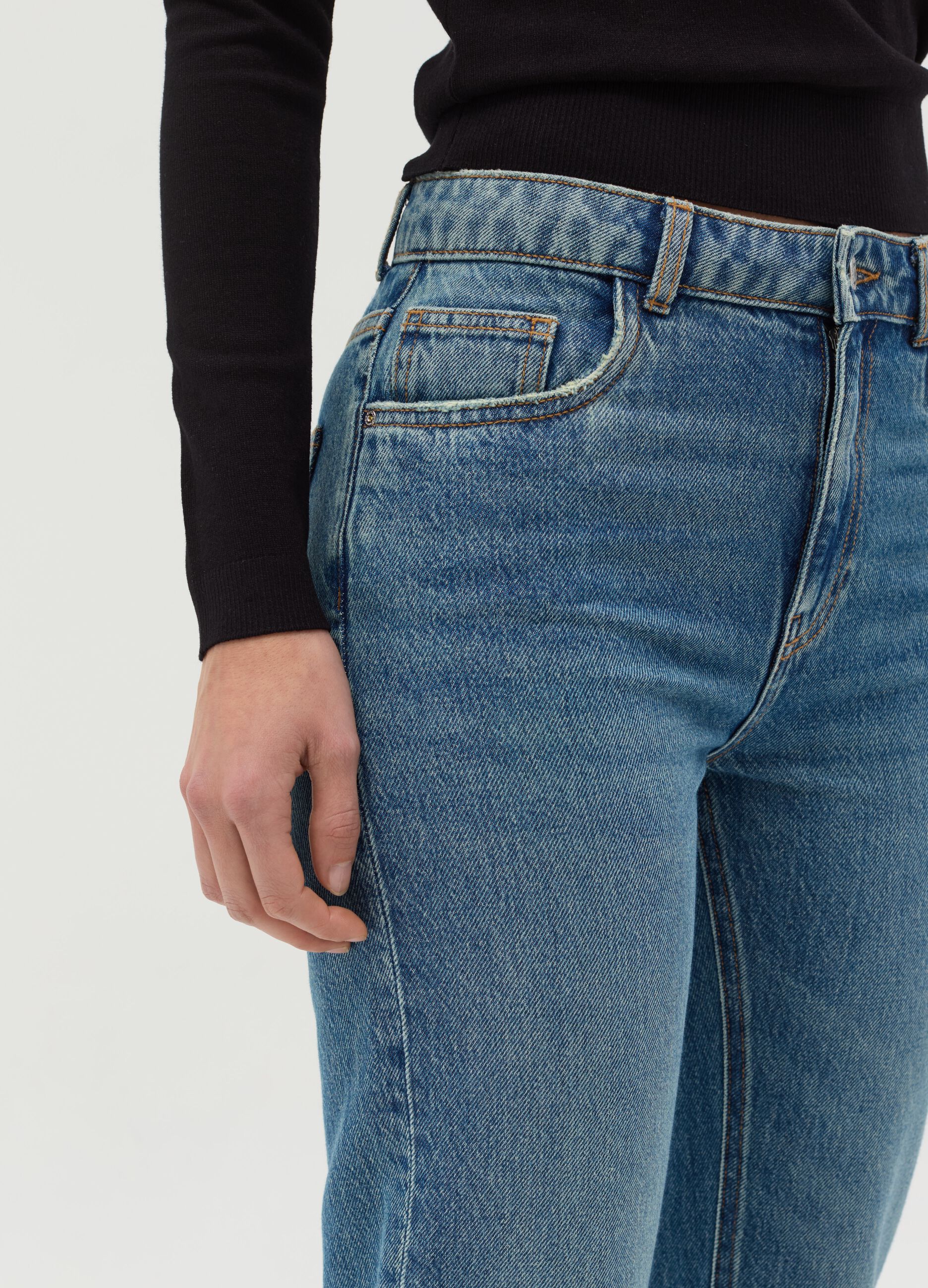 Straight-fit jeans with five pockets
